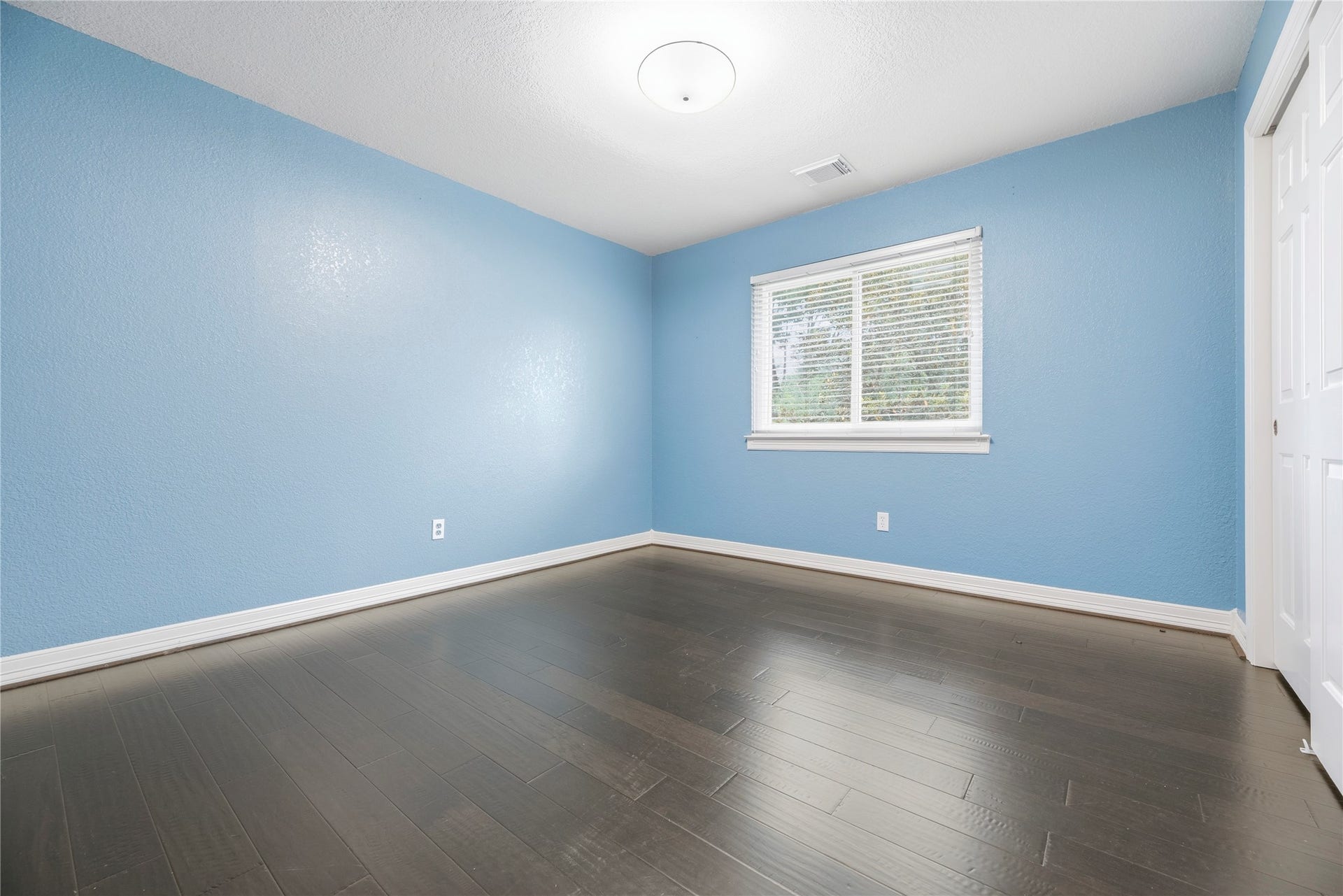 Upstairs secondary bedroom.