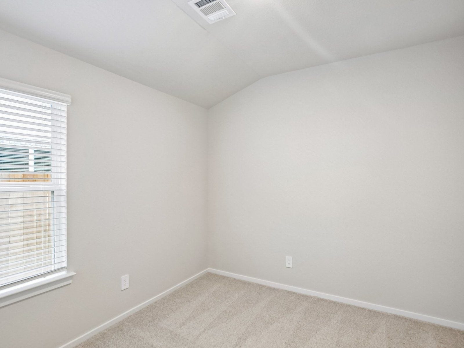 6013 Palmetto Bluff Trail, Pearland, TX 77584 Photo is not of actual model home, but is a inspirational photo of builder's model home and may depict furnishings, options, and decorator features that are not included.