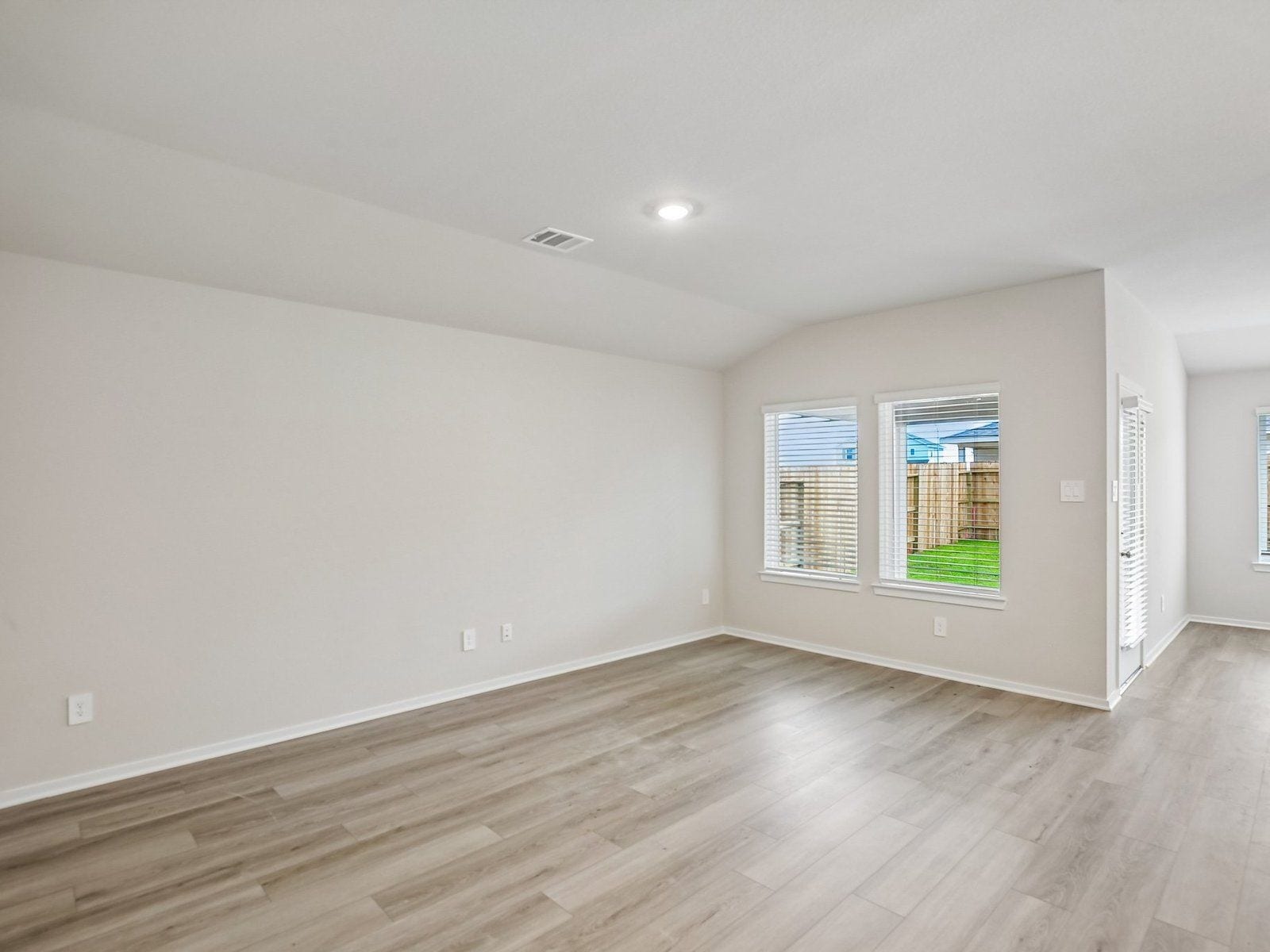 6013 Palmetto Bluff Trail, Pearland, TX 77584 Photo is not of actual model home, but is a inspirational photo of builder's model home and may depict furnishings, options, and decorator features that are not included.