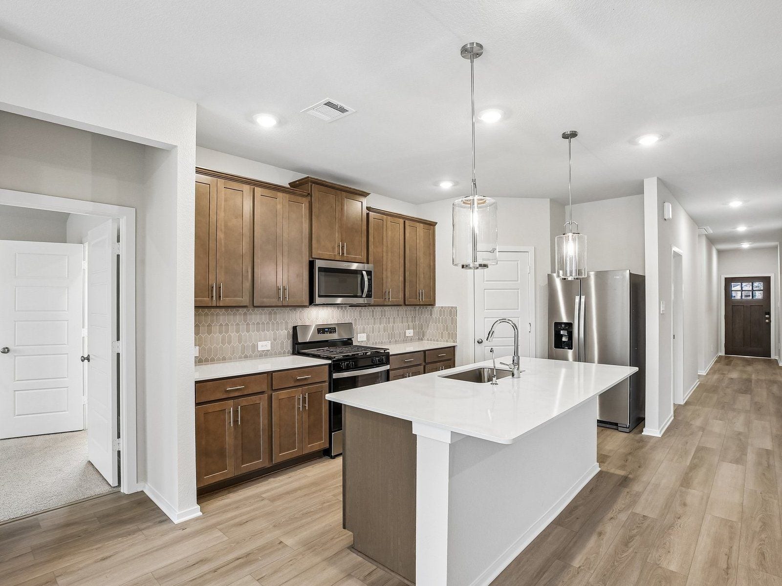 6013 Palmetto Bluff Trail, Pearland, TX 77584 Photo is not of actual model home, but is a inspirational photo of builder's model home and may depict furnishings, options, and decorator features that are not included.