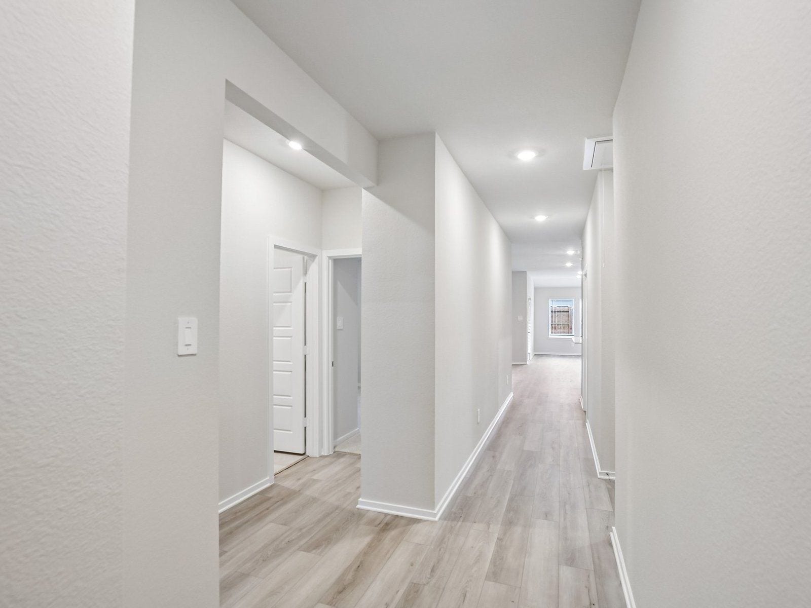 6013 Palmetto Bluff Trail, Pearland, TX 77584 Photo is not of actual model home, but is a inspirational photo of builder's model home and may depict furnishings, options, and decorator features that are not included.
