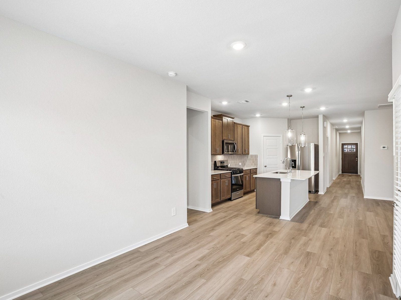 6013 Palmetto Bluff Trail, Pearland, TX 77584 Photo is not of actual model home, but is a inspirational photo of builder's model home and may depict furnishings, options, and decorator features that are not included.