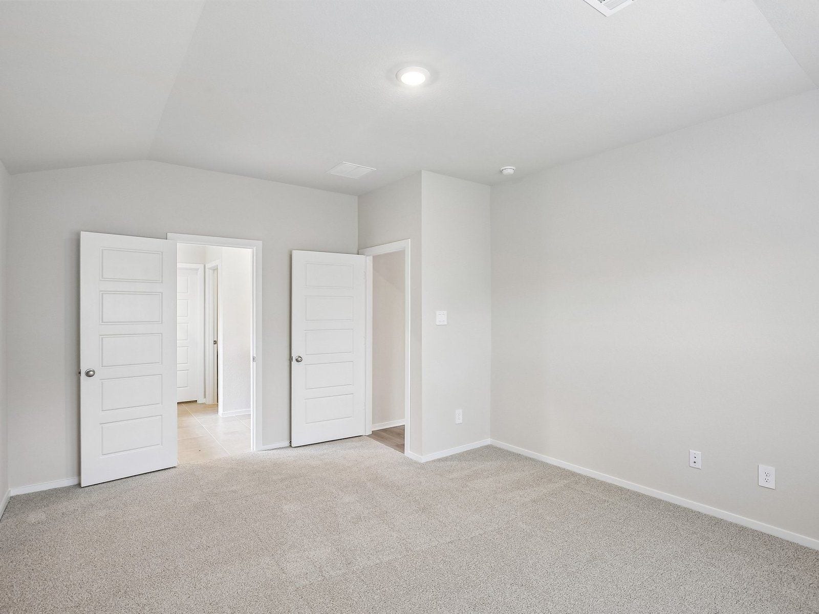6013 Palmetto Bluff Trail, Pearland, TX 77584 Photo is not of actual model home, but is a inspirational photo of builder's model home and may depict furnishings, options, and decorator features that are not included.