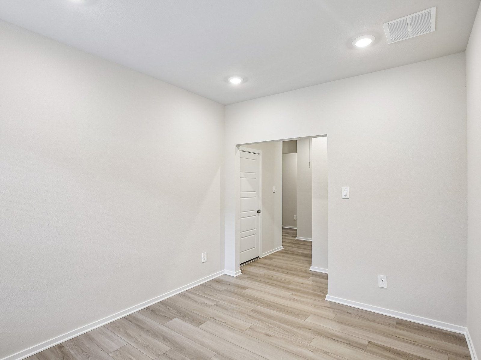 6013 Palmetto Bluff Trail, Pearland, TX 77584 Photo is not of actual model home, but is a inspirational photo of builder's model home and may depict furnishings, options, and decorator features that are not included.