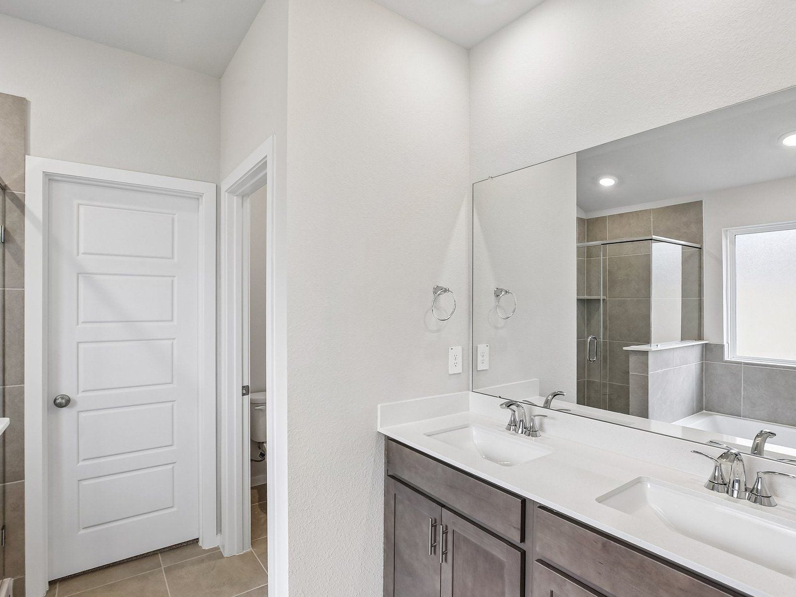 6013 Palmetto Bluff Trail, Pearland, TX 77584 Photo is not of actual model home, but is a inspirational photo of builder's model home and may depict furnishings, options, and decorator features that are not included.