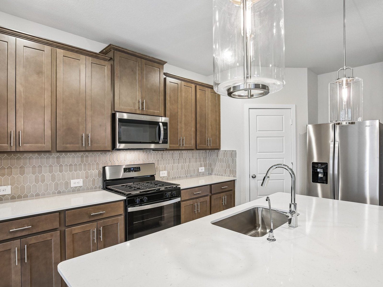 6013 Palmetto Bluff Trail, Pearland, TX 77584 Photo is not of actual model home, but is a inspirational photo of builder's model home and may depict furnishings, options, and decorator features that are not included.