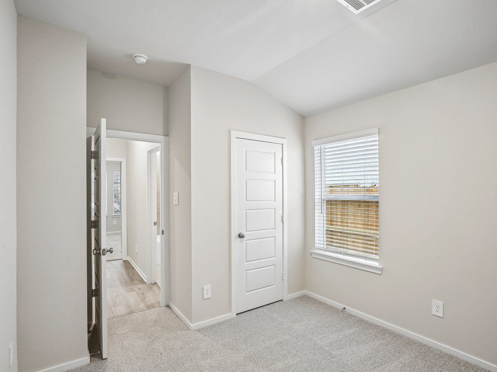 6013 Palmetto Bluff Trail, Pearland, TX 77584 Photo is not of actual model home, but is a inspirational photo of builder's model home and may depict furnishings, options, and decorator features that are not included.