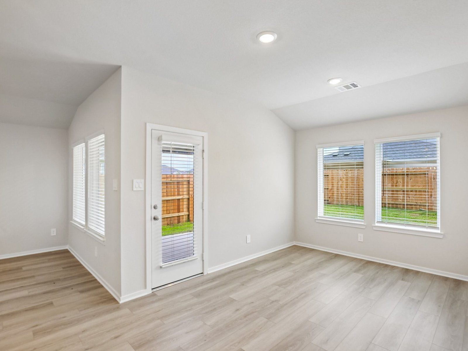 6013 Palmetto Bluff Trail, Pearland, TX 77584 Photo is not of actual model home, but is a inspirational photo of builder's model home and may depict furnishings, options, and decorator features that are not included.