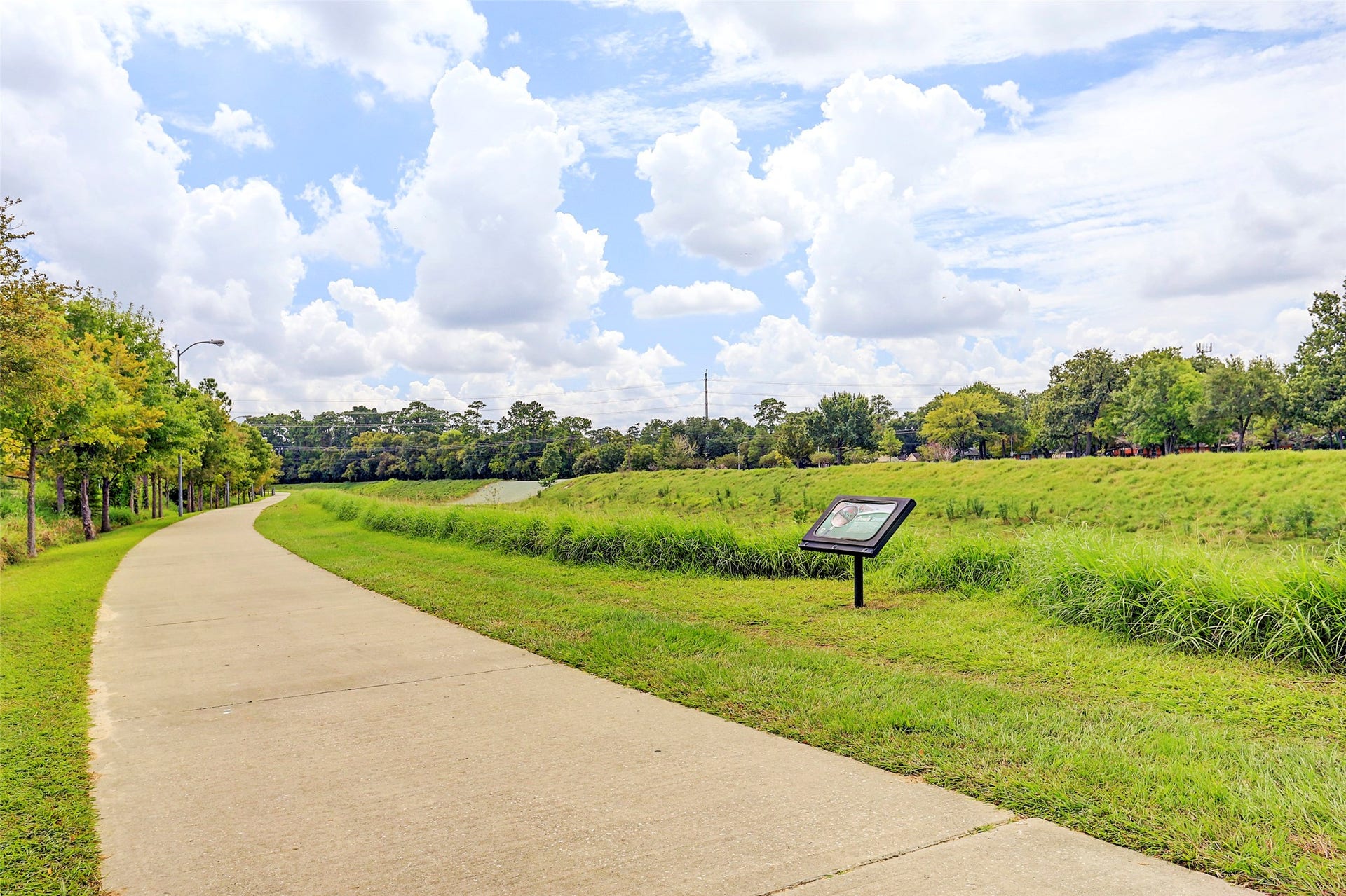1710 Willowby Drive, Houston, TX 77008 Linear hiking/biking trails along the bayou system.