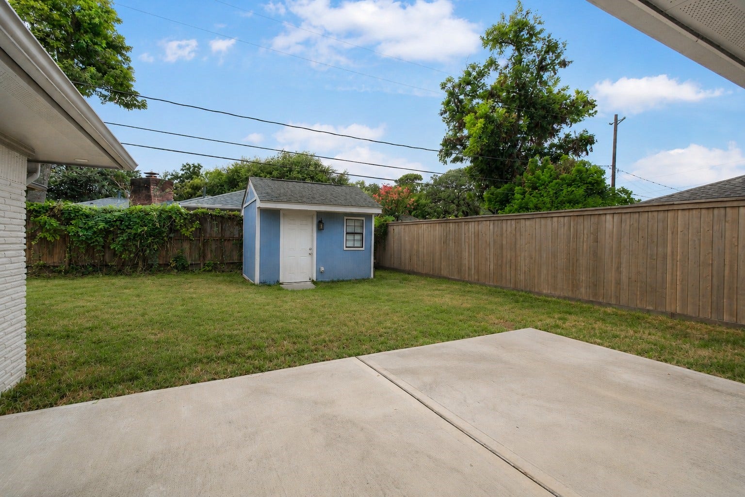 1710 Willowby Drive, Houston, TX 77008 As you enter the backyard you'll notice an oversized patio space. The air conditioned unit makes a a great flex space. (Studio, storage, weight room, play room etc)