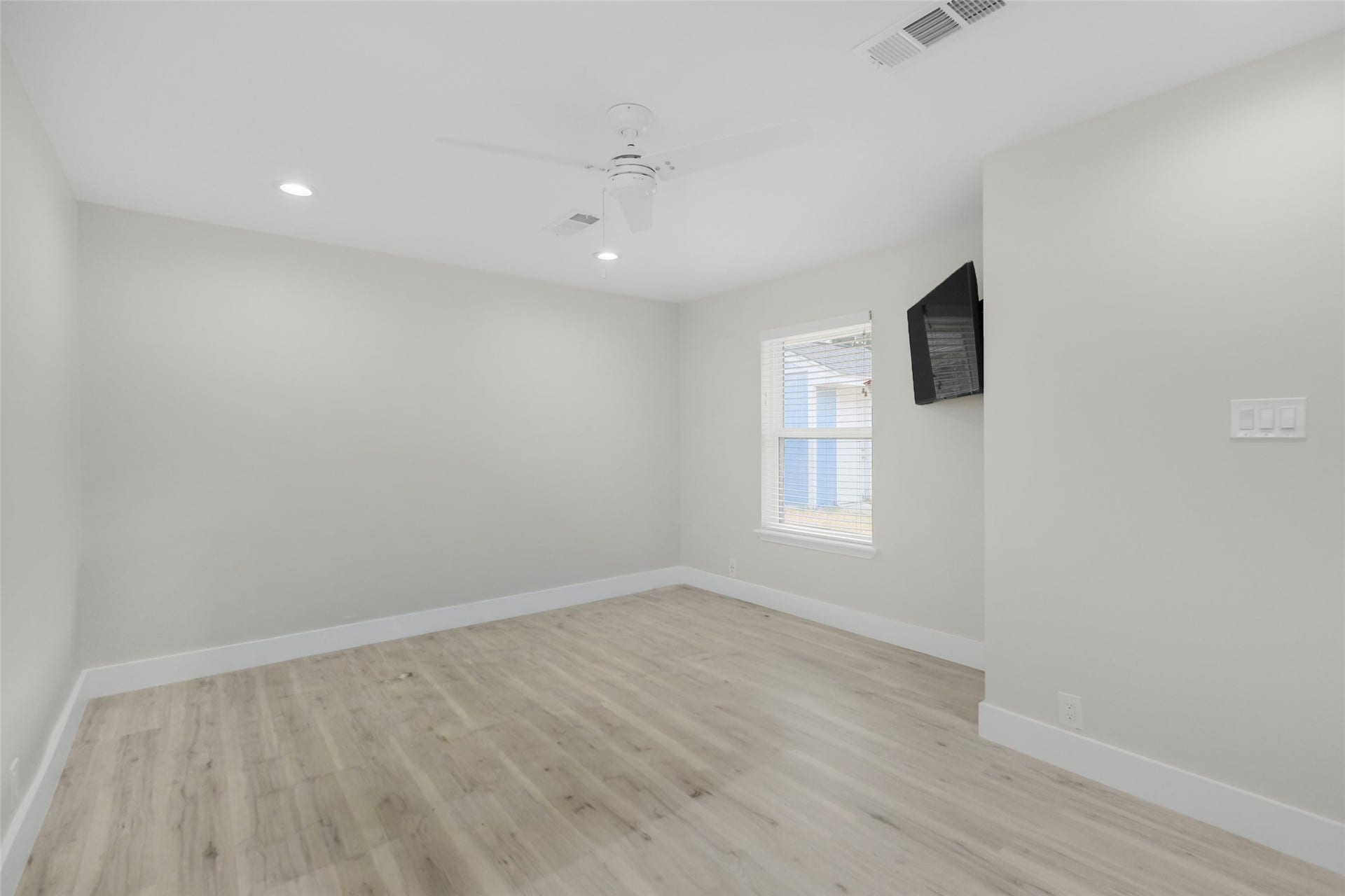 1710 Willowby Drive, Houston, TX 77008 Primary bedroom and en-suite full bath overlooks the backyard/patio.