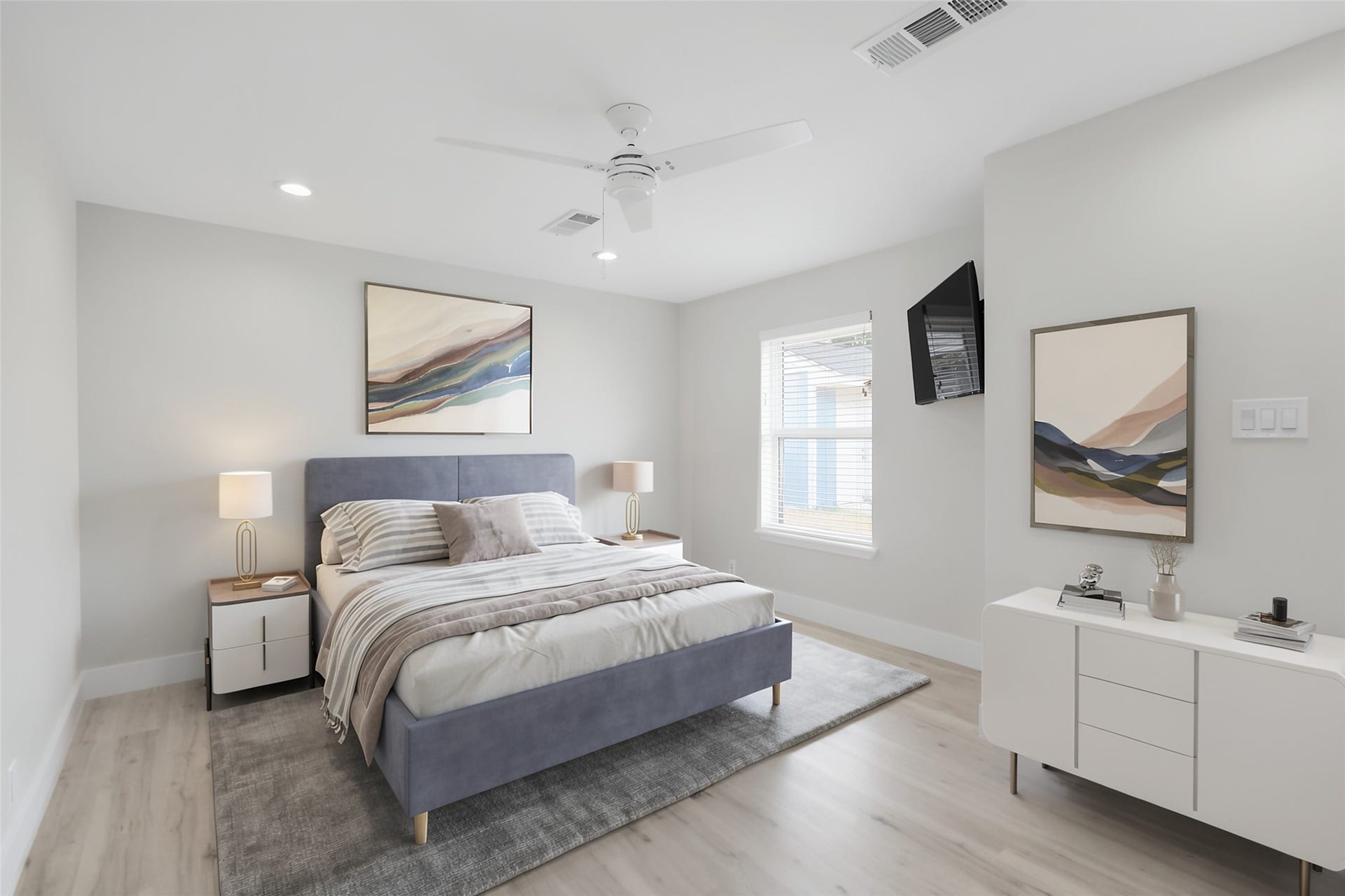 1710 Willowby Drive, Houston, TX 77008 *Virtually Staged - Primary bedroom and en-suite full bath overlooks the backyard/patio.
