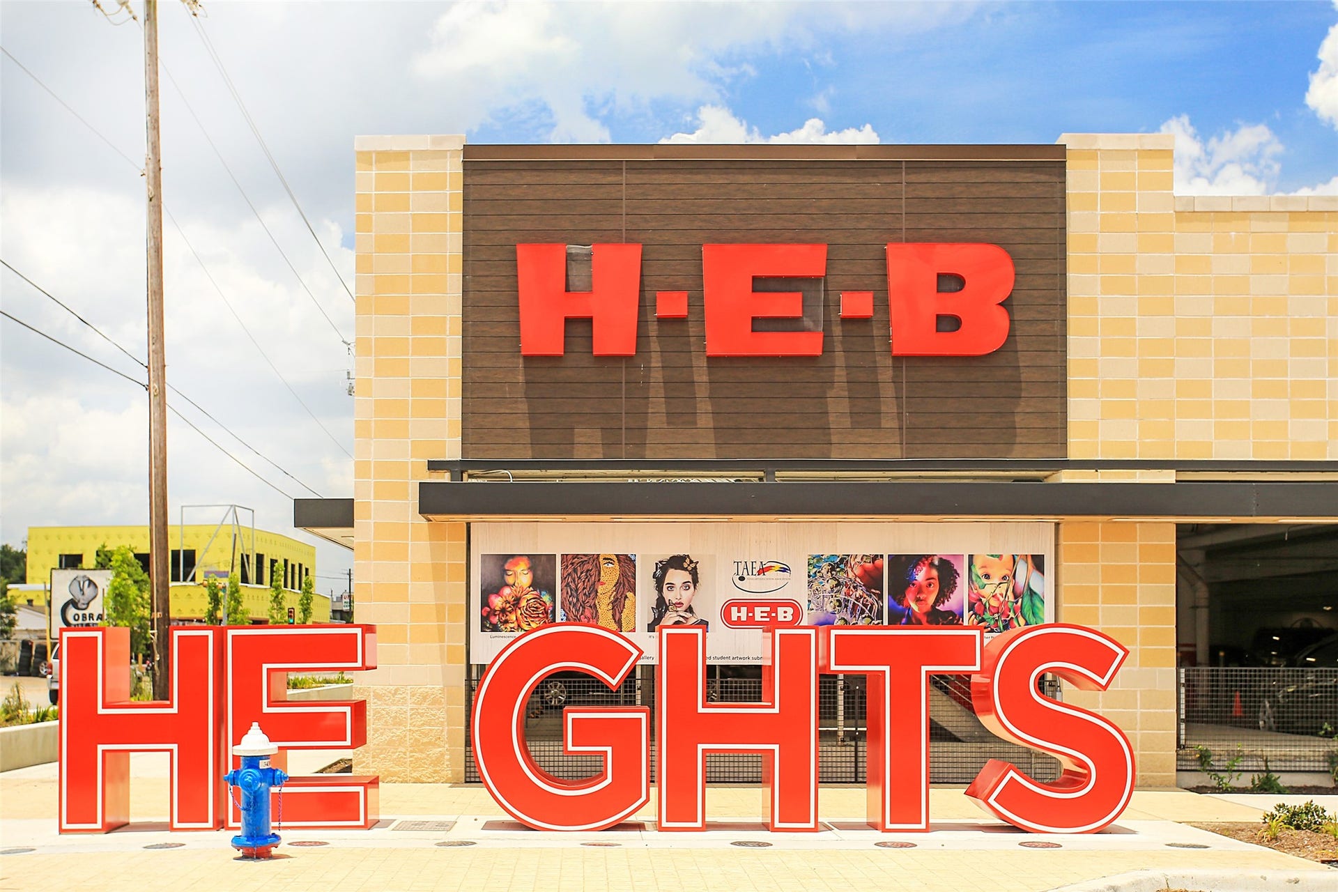 1710 Willowby Drive, Houston, TX 77008 Nearby HEB ON Shepherd. Less than a mile from the home.