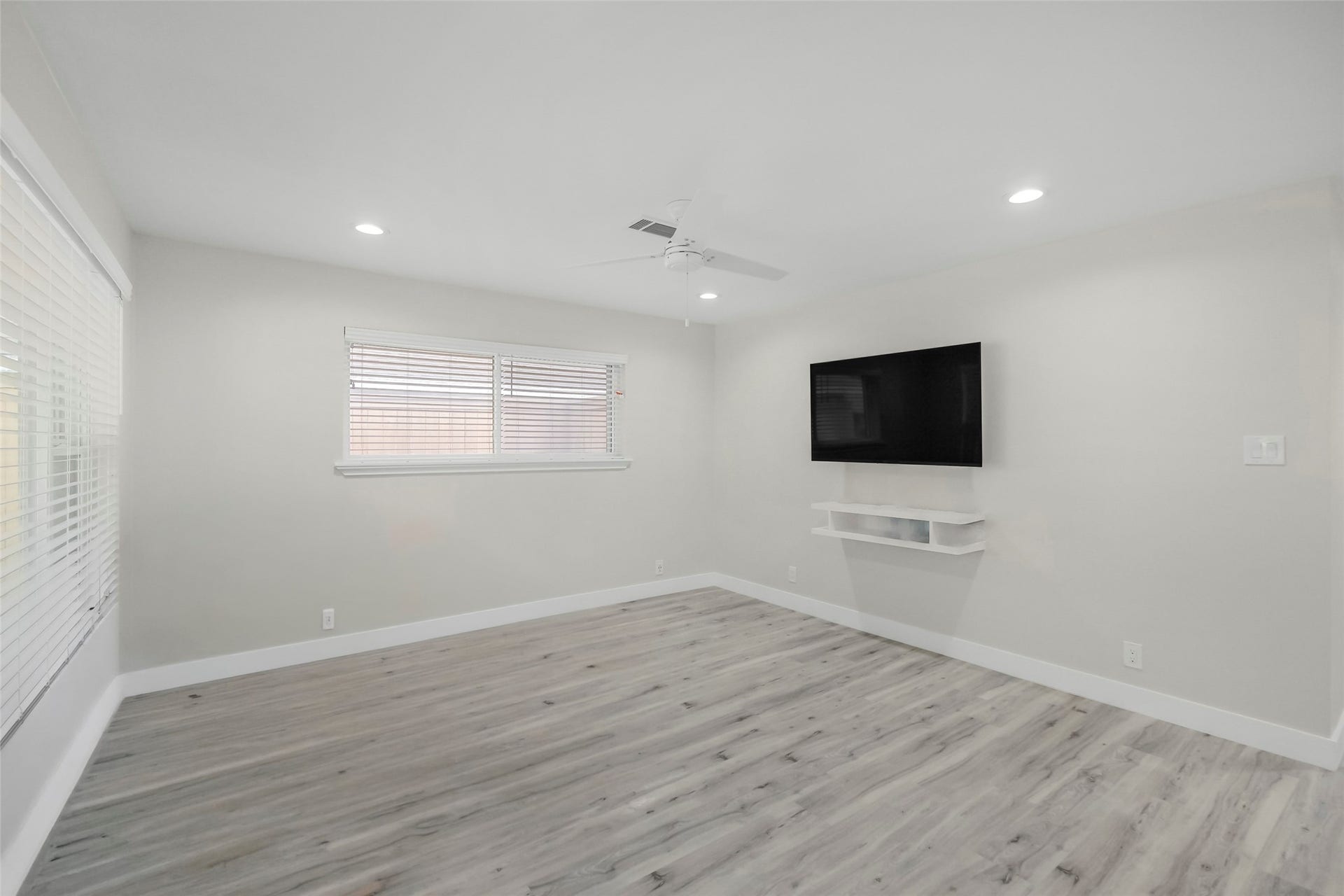 1710 Willowby Drive, Houston, TX 77008 Secondary view of the living room shows the iopen concept.