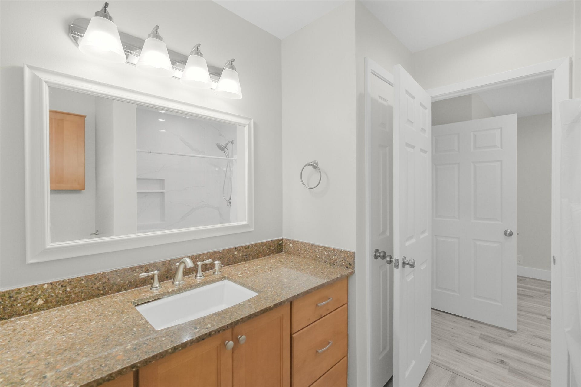 1710 Willowby Drive, Houston, TX 77008 Full bathroom serving the second bedroom. Updated vanity, lighting and framed mirror.