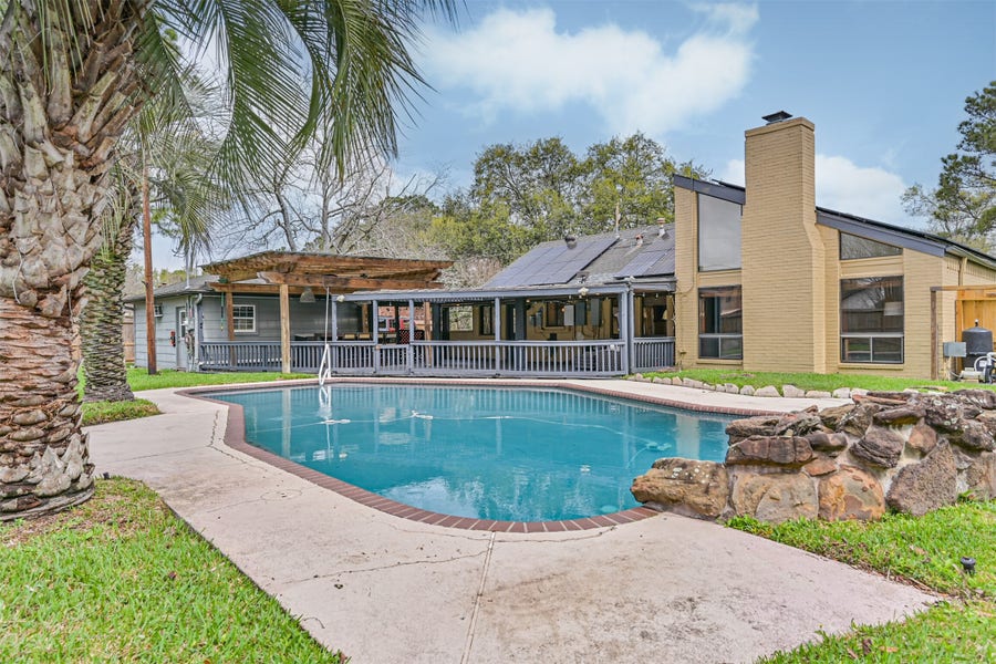 Property photo for 910 Evergreen Drive, Friendswood, TX