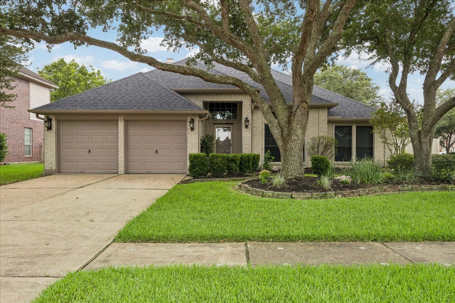 Property photo for 140 Greenridge Circle, League City, TX