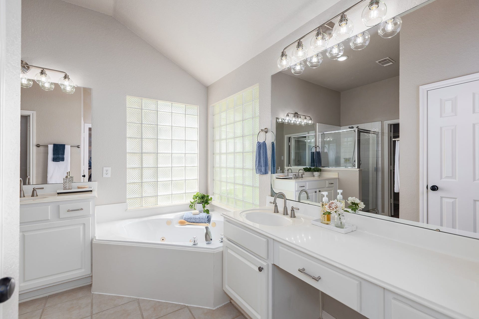 14618 Kings Head Drive, Houston, TX 77044 Primary Bath