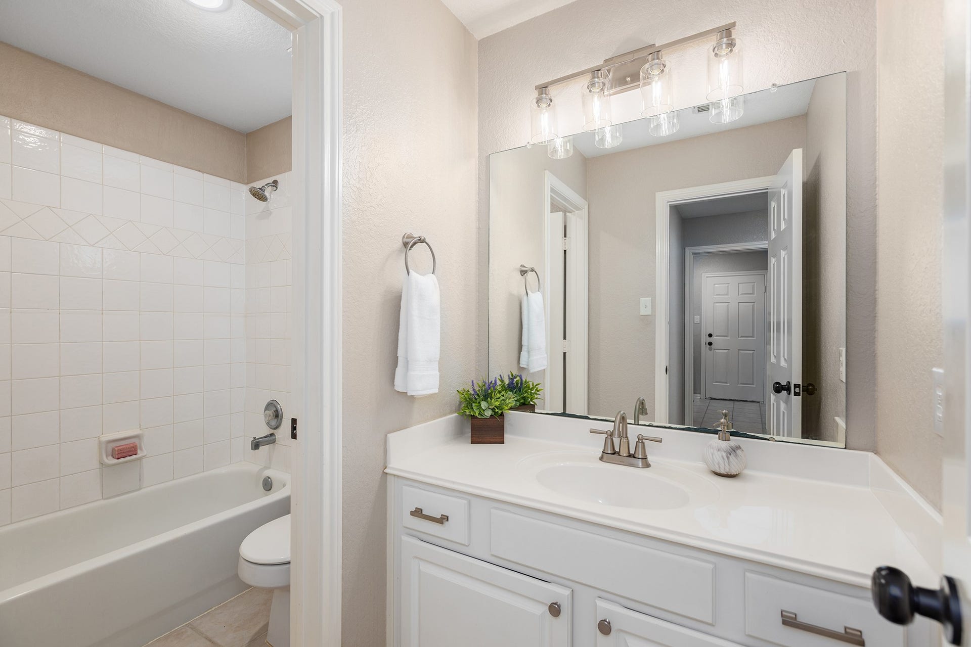 14618 Kings Head Drive, Houston, TX 77044 Hall Bath