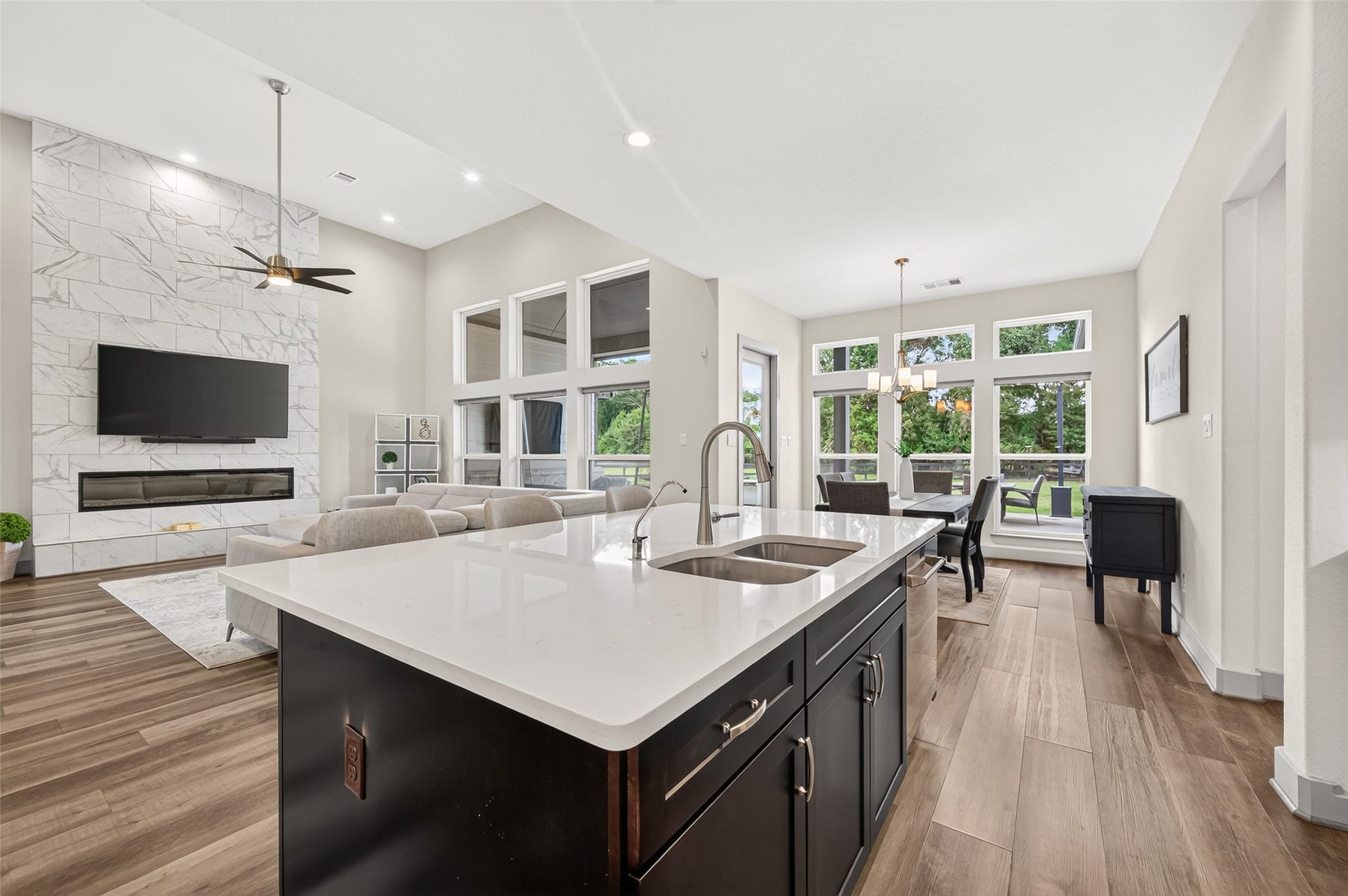 415 China Grove Drive, Rosharon, TX 77583