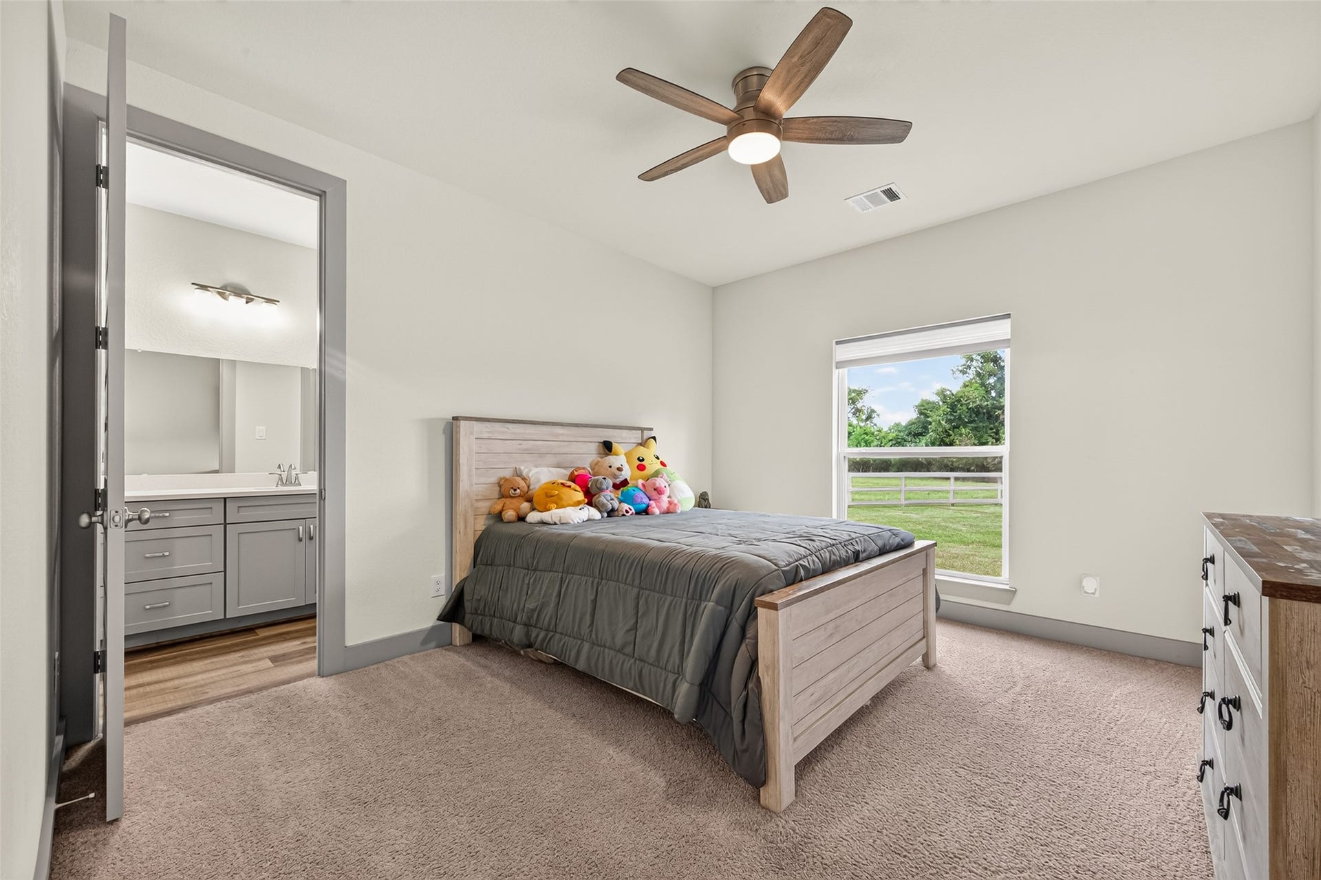 415 China Grove Drive, Rosharon, TX 77583