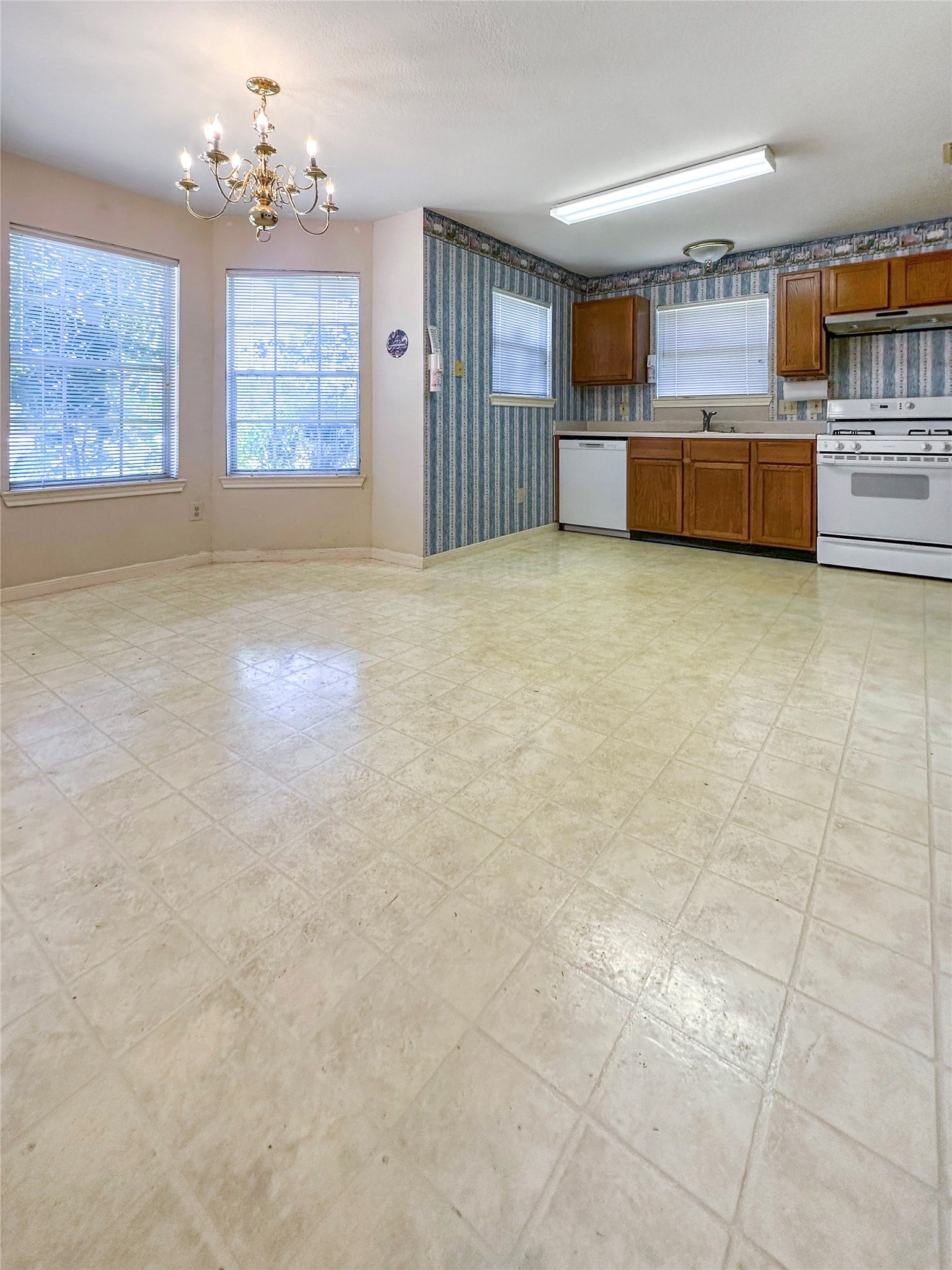 2908 Ashley Street, La Marque, TX 77568 kitchen and breakfast area