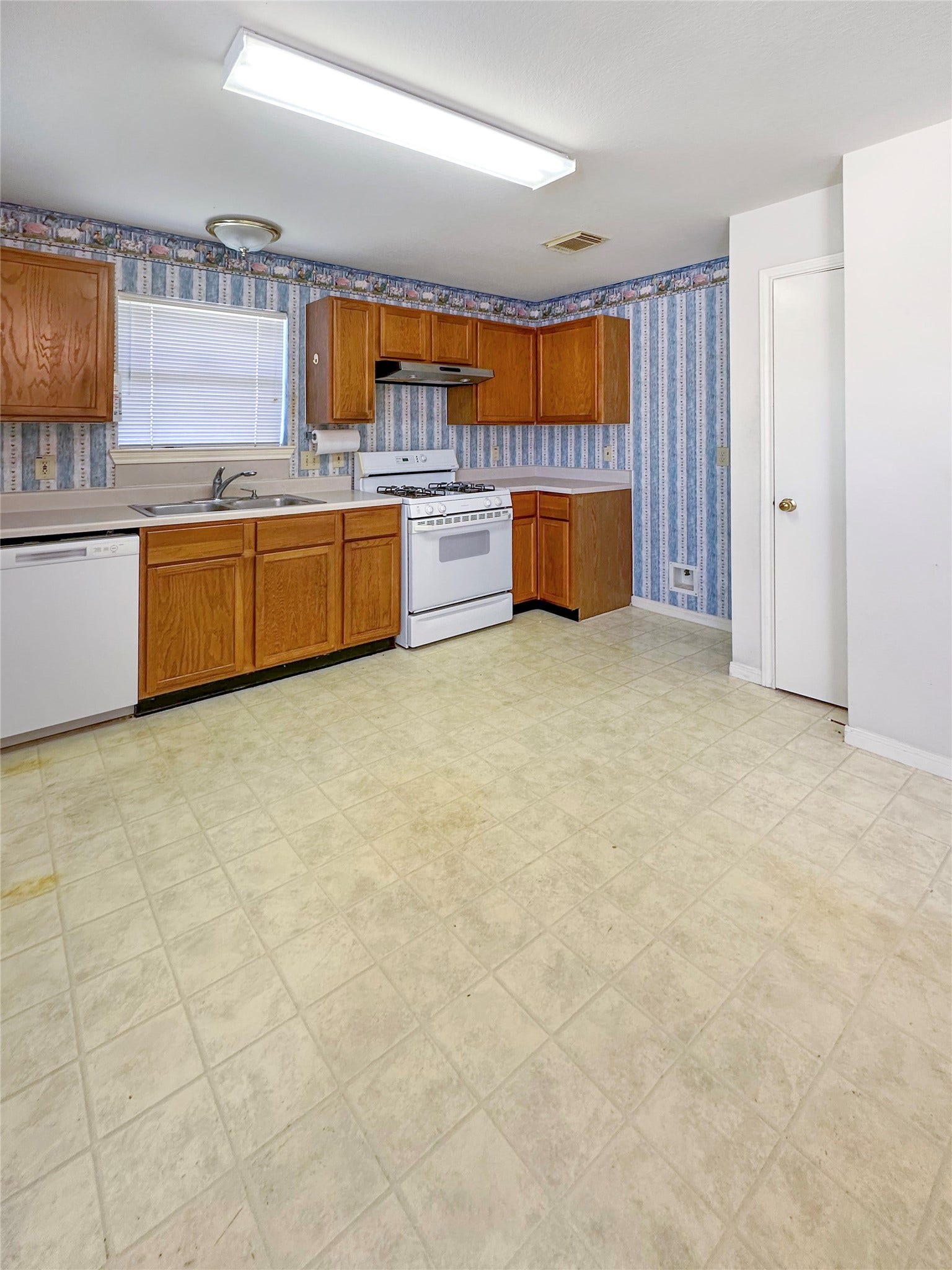 2908 Ashley Street, La Marque, TX 77568 Kitchen area