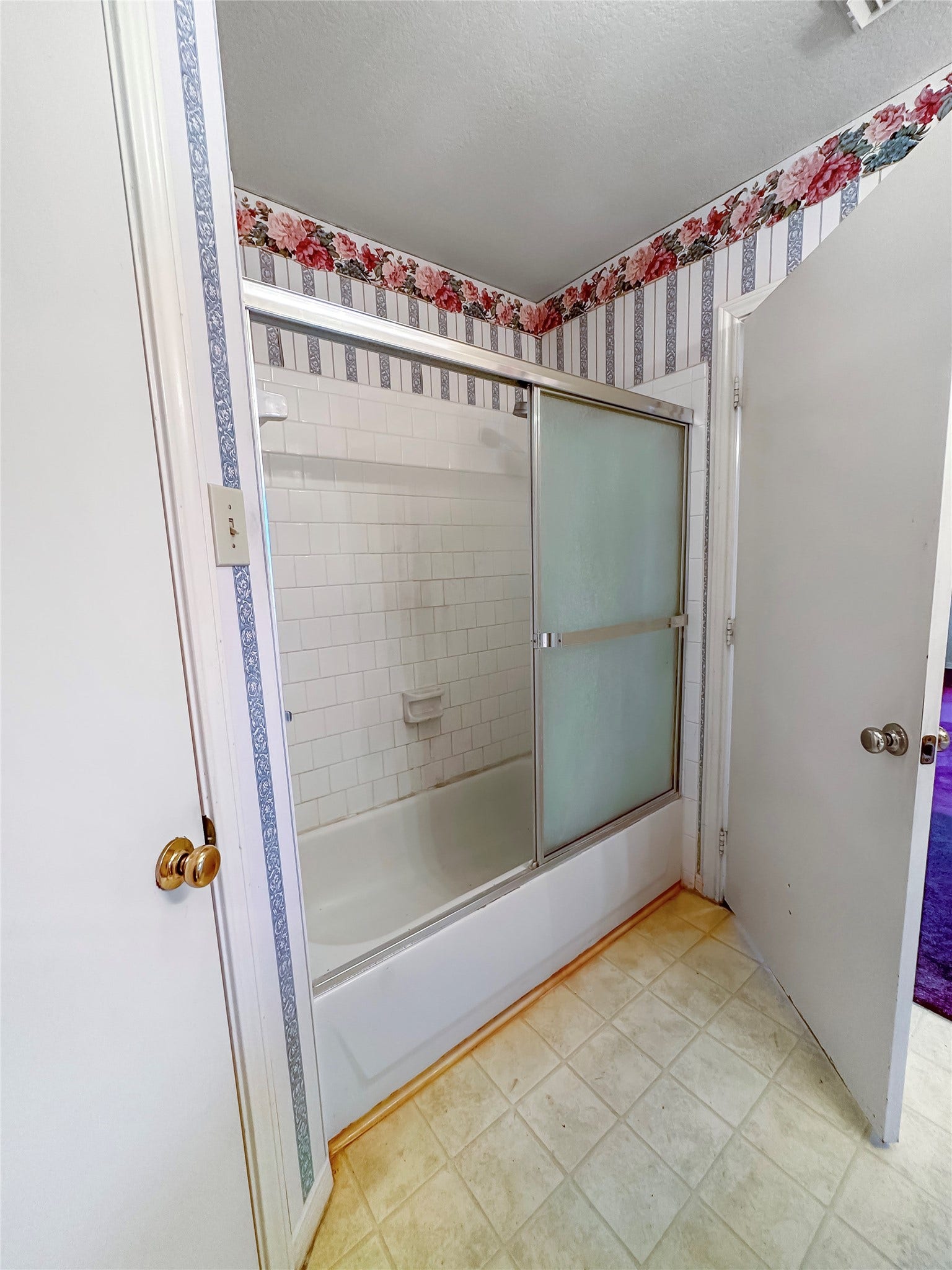 2908 Ashley Street, La Marque, TX 77568 Primary bath