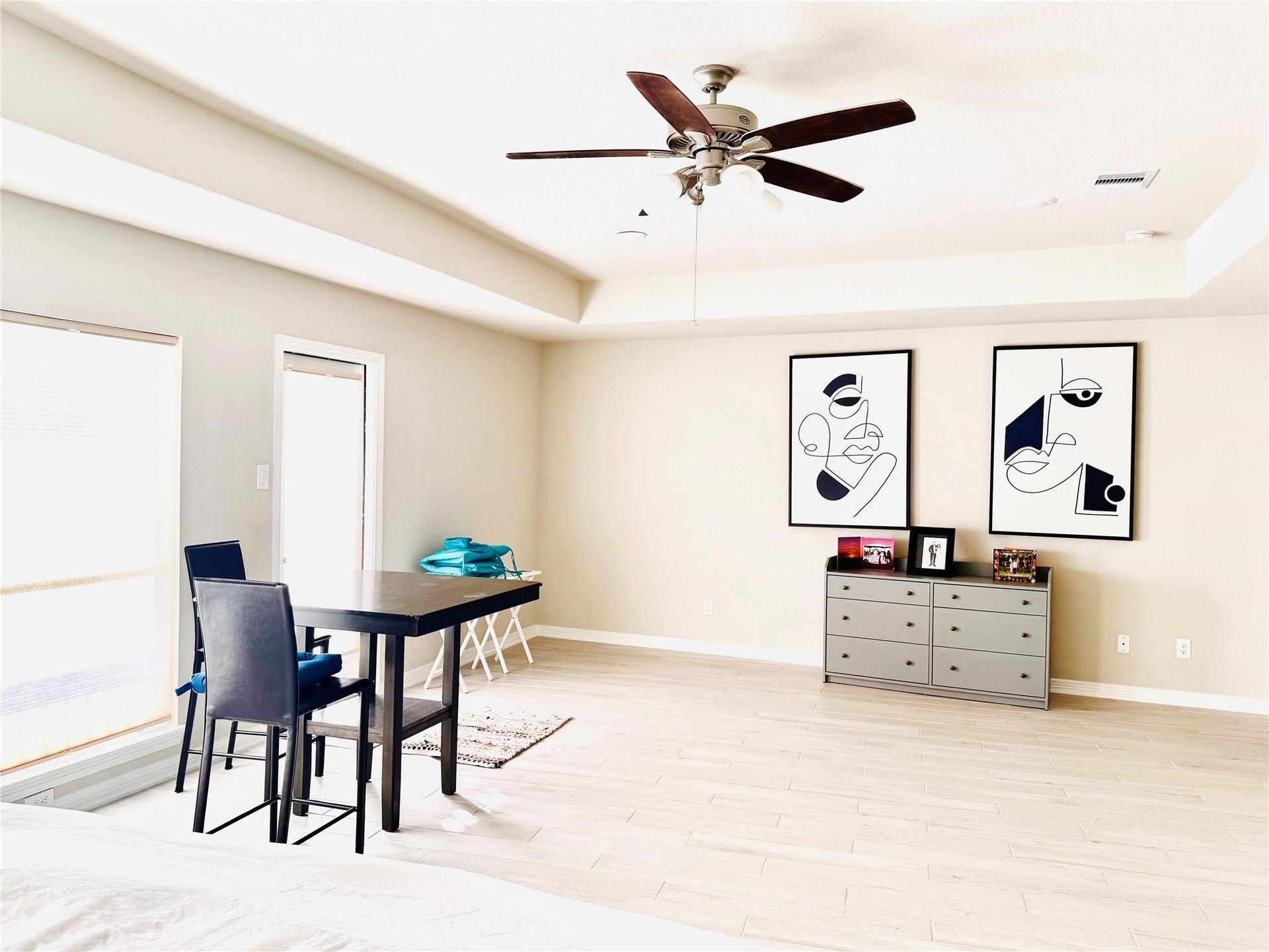 Seating or office space in the primary bedroom
