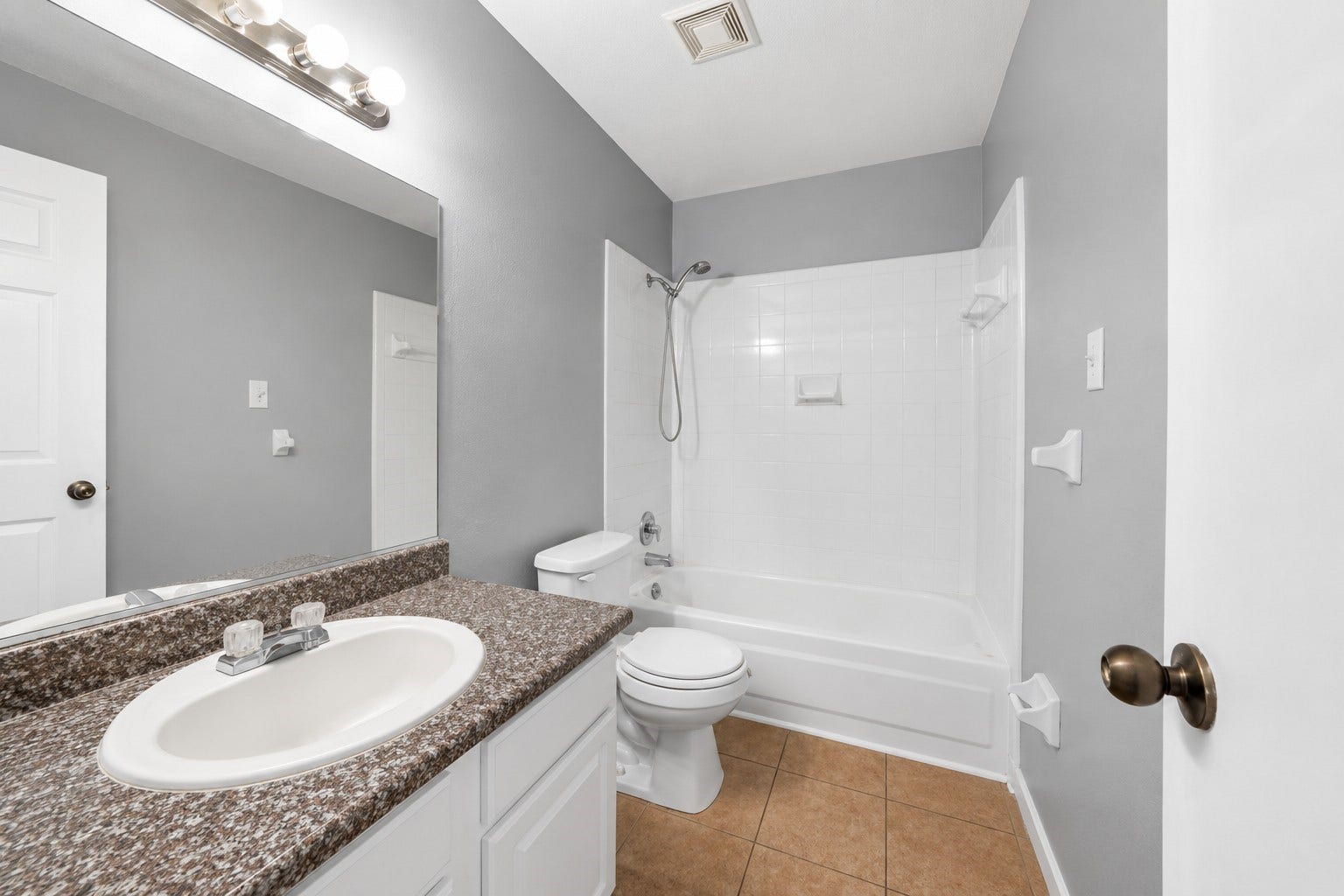 1707 Stone Lake Drive, Missouri City, TX 77489 Shared full bathroom featuring a spacious vanity and tub/shower combination.