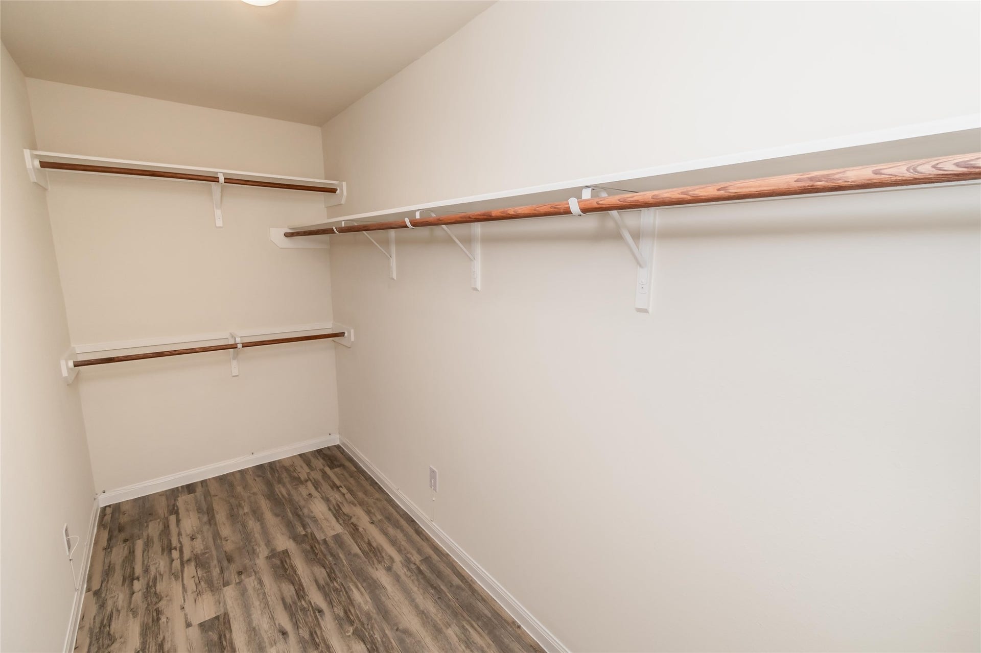 216 Rodeo Drive, Manvel, TX 77578 Photos may be representative of the floor plan and not the exact home. Finishes, layout, and features of the actual property for lease may vary.