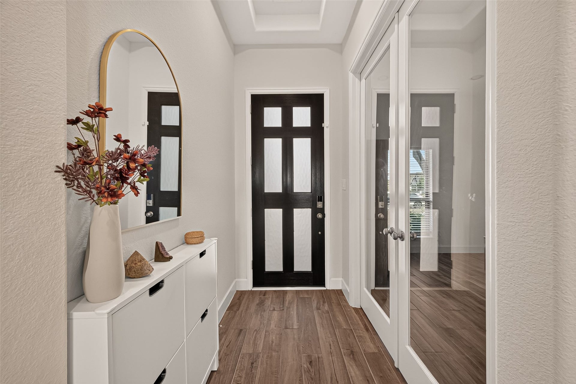 24111 Avocet Creek Road, Katy, TX 77493 Soft, neutral tones adorn the walls and high ceilings of the house, creating a tranquil ambiance that enhances the sense of openness and calm.