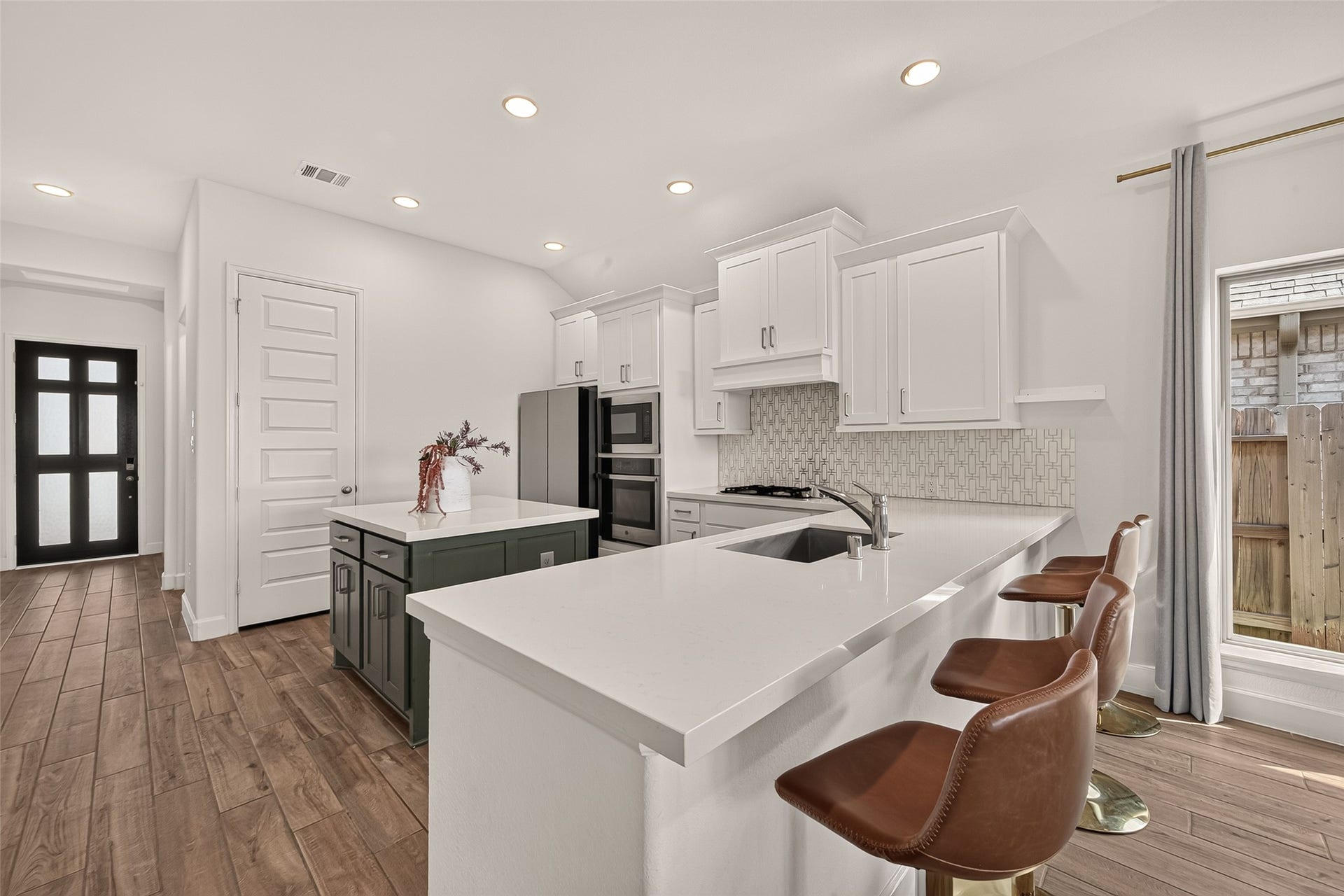 24111 Avocet Creek Road, Katy, TX 77493 The bar of the kitchen with sitting area will be very useful for an informal meal or when you're in a rush...