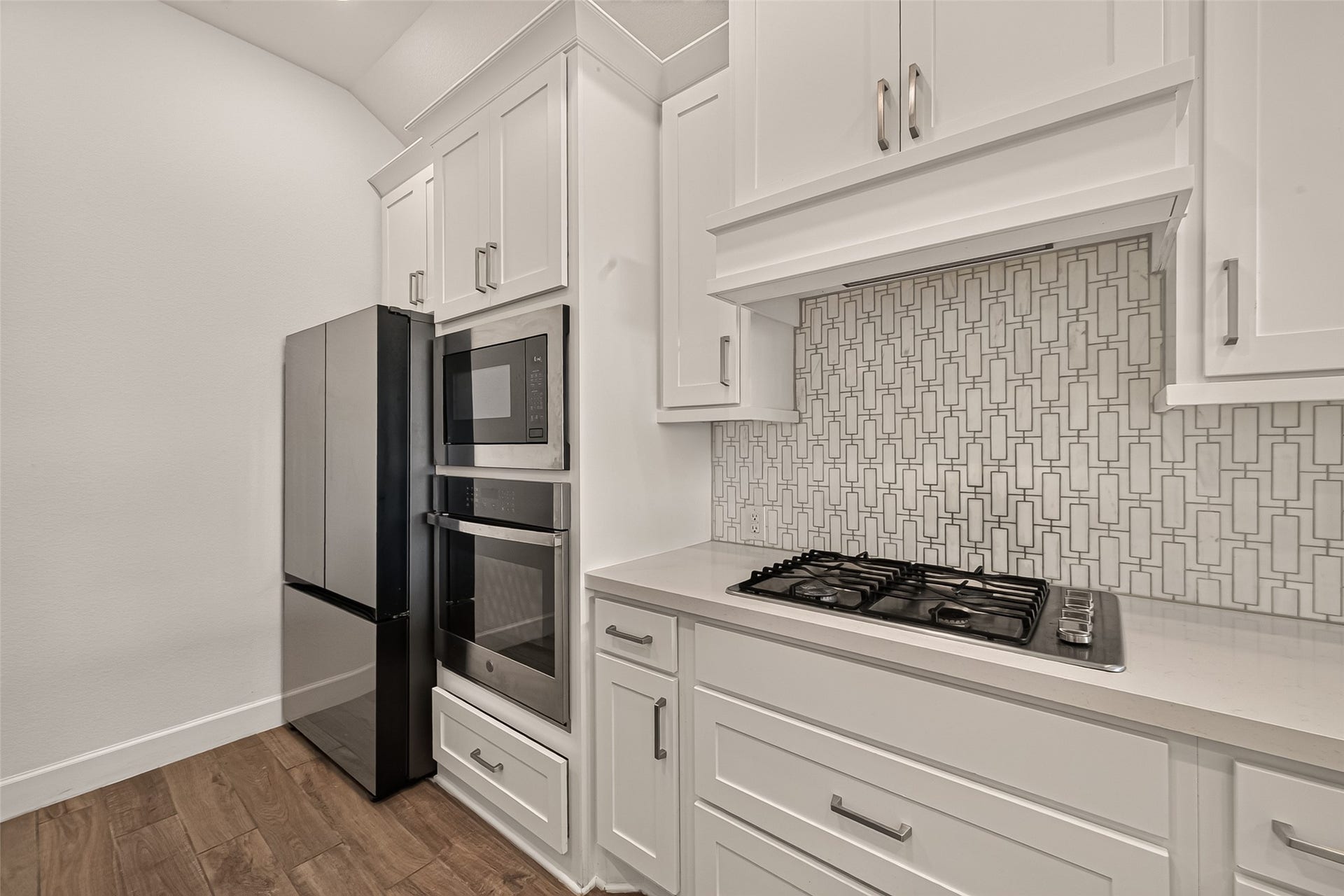 24111 Avocet Creek Road, Katy, TX 77493 All the modern appliances in the kitchen are included, you will enjoy being here!