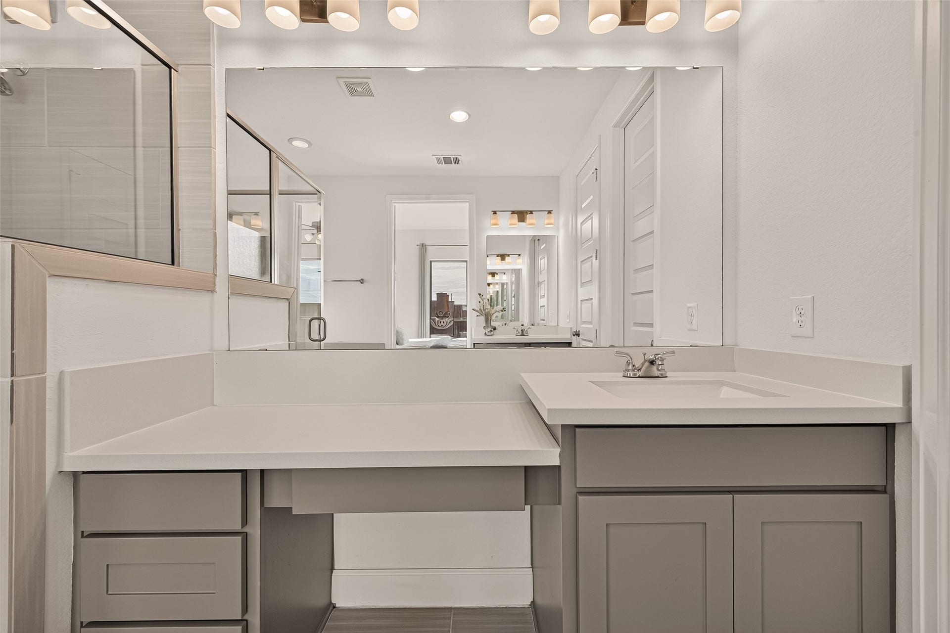 24111 Avocet Creek Road, Katy, TX 77493 Look at this, it's perfect for having a make up station here.
