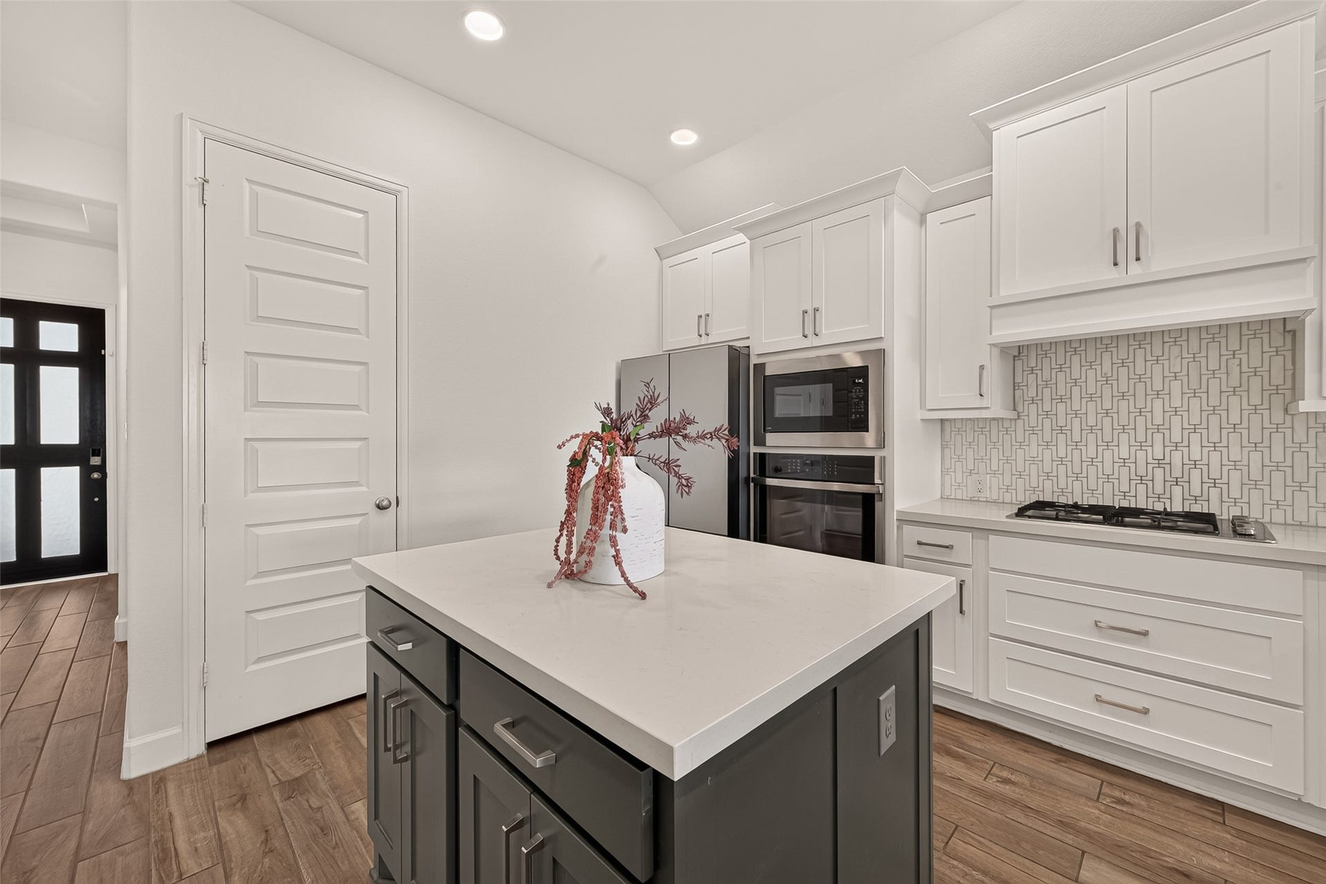 24111 Avocet Creek Road, Katy, TX 77493 The ample isle will be very useful for a fast meal preparation during the rushing hours.