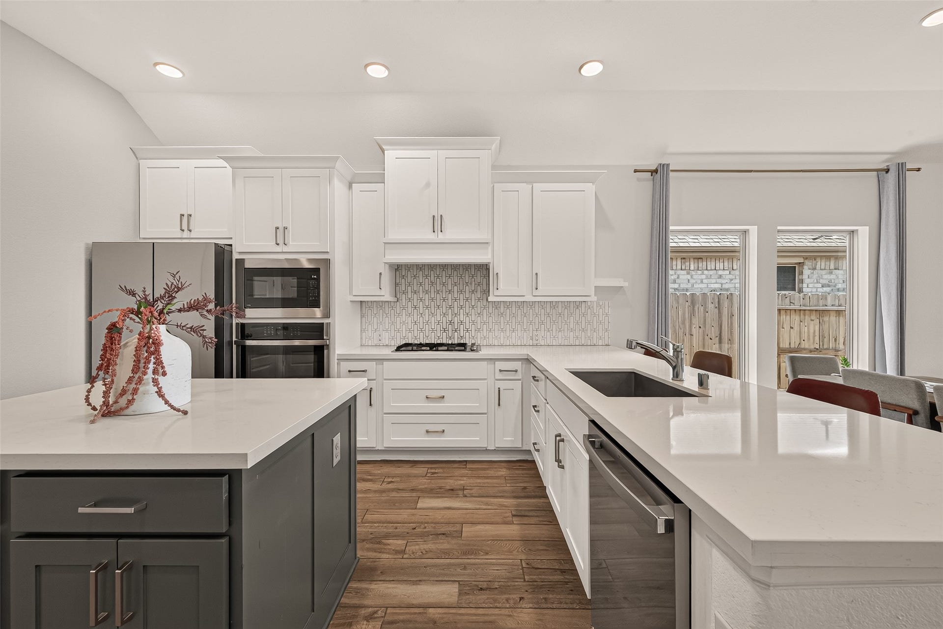 24111 Avocet Creek Road, Katy, TX 77493 Welcome to the heart of the home, where culinary creativity and conviviality converge: the kitchen.