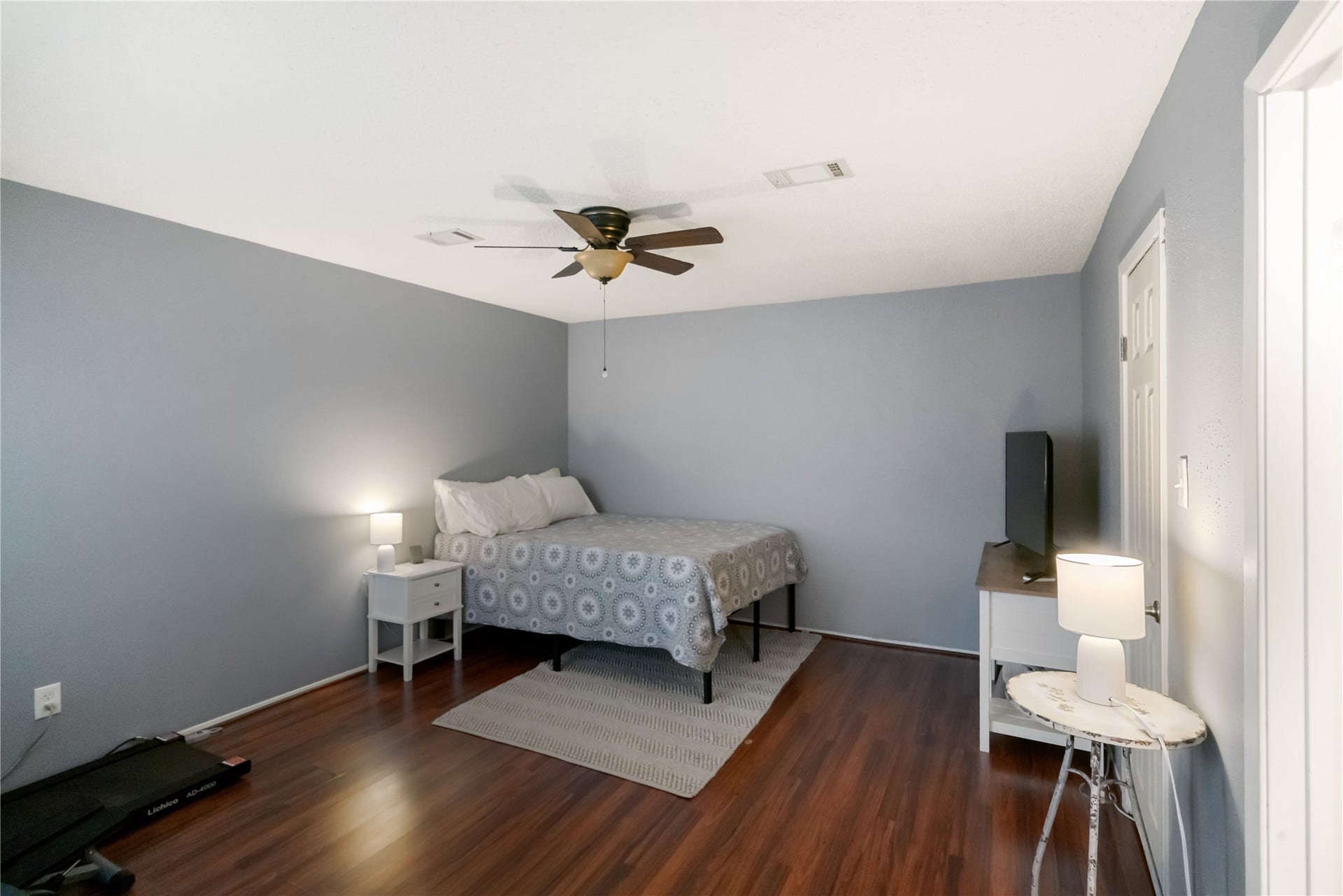 3200 S Gessner Road, #336, Houston, TX 77063 Spacious secondary bedroom, with a walk in closet and private bath as well.