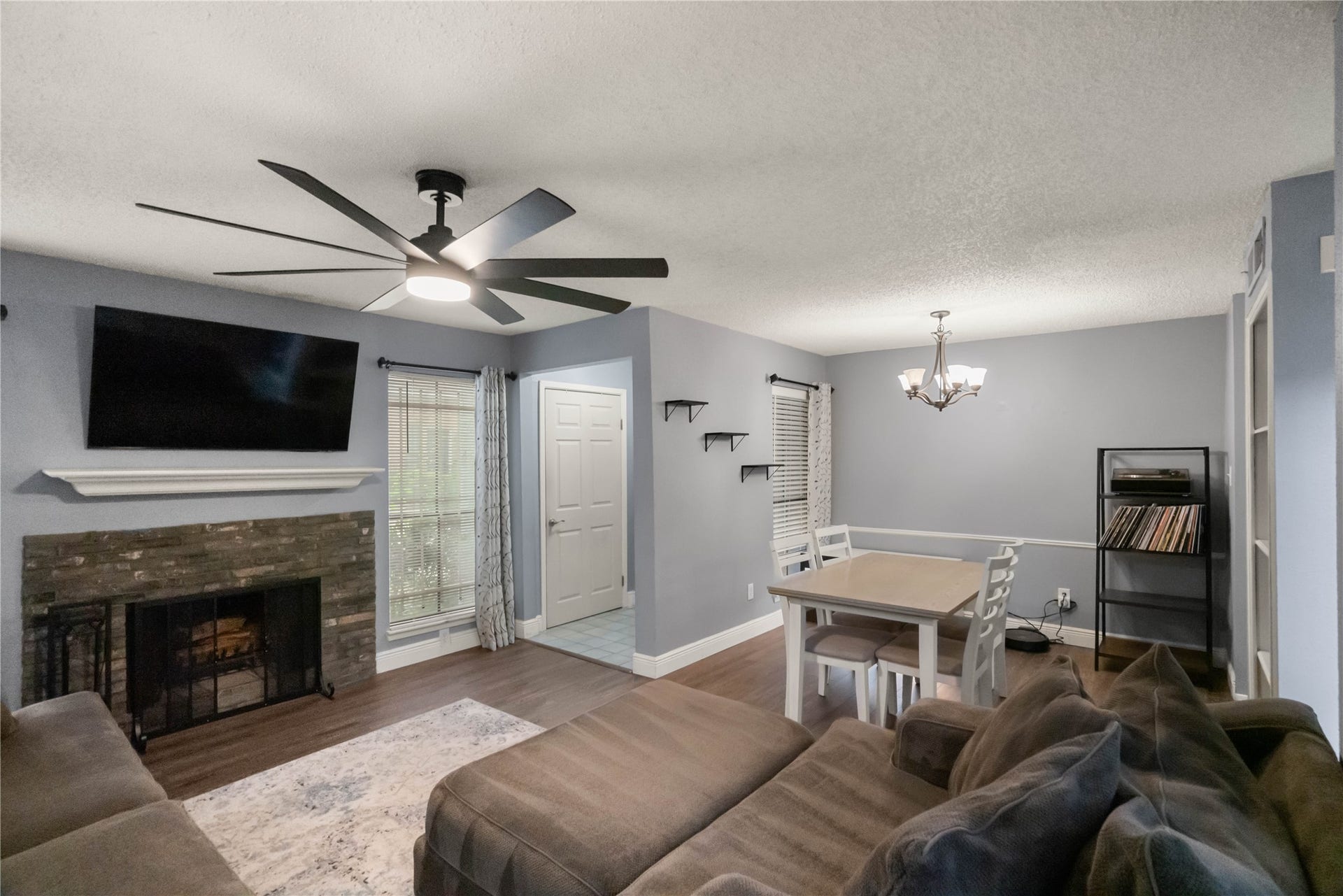 3200 S Gessner Road, #336, Houston, TX 77063 Living room is open to the dining area