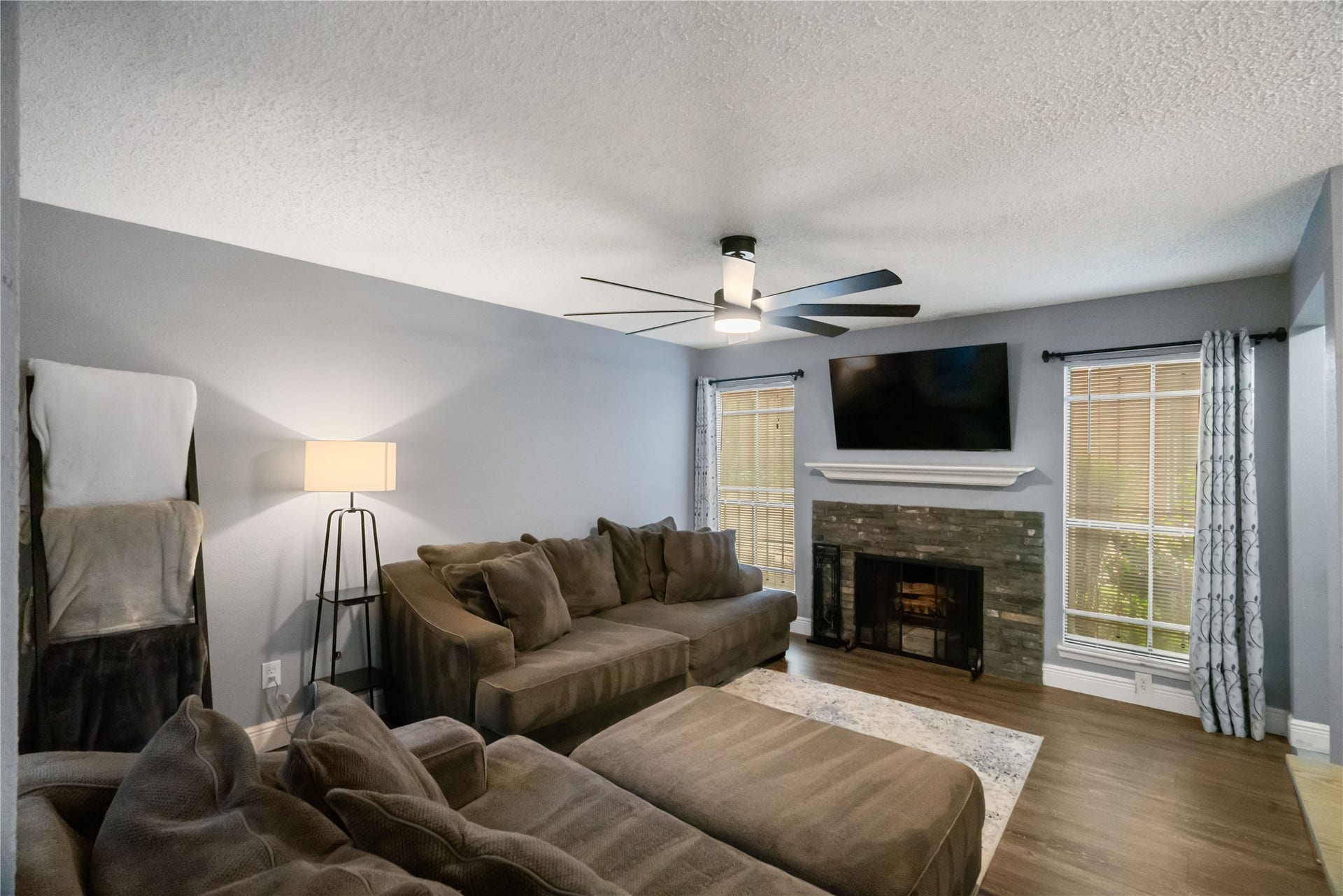 3200 S Gessner Road, #336, Houston, TX 77063 Cozy living room with wood burning fireplace