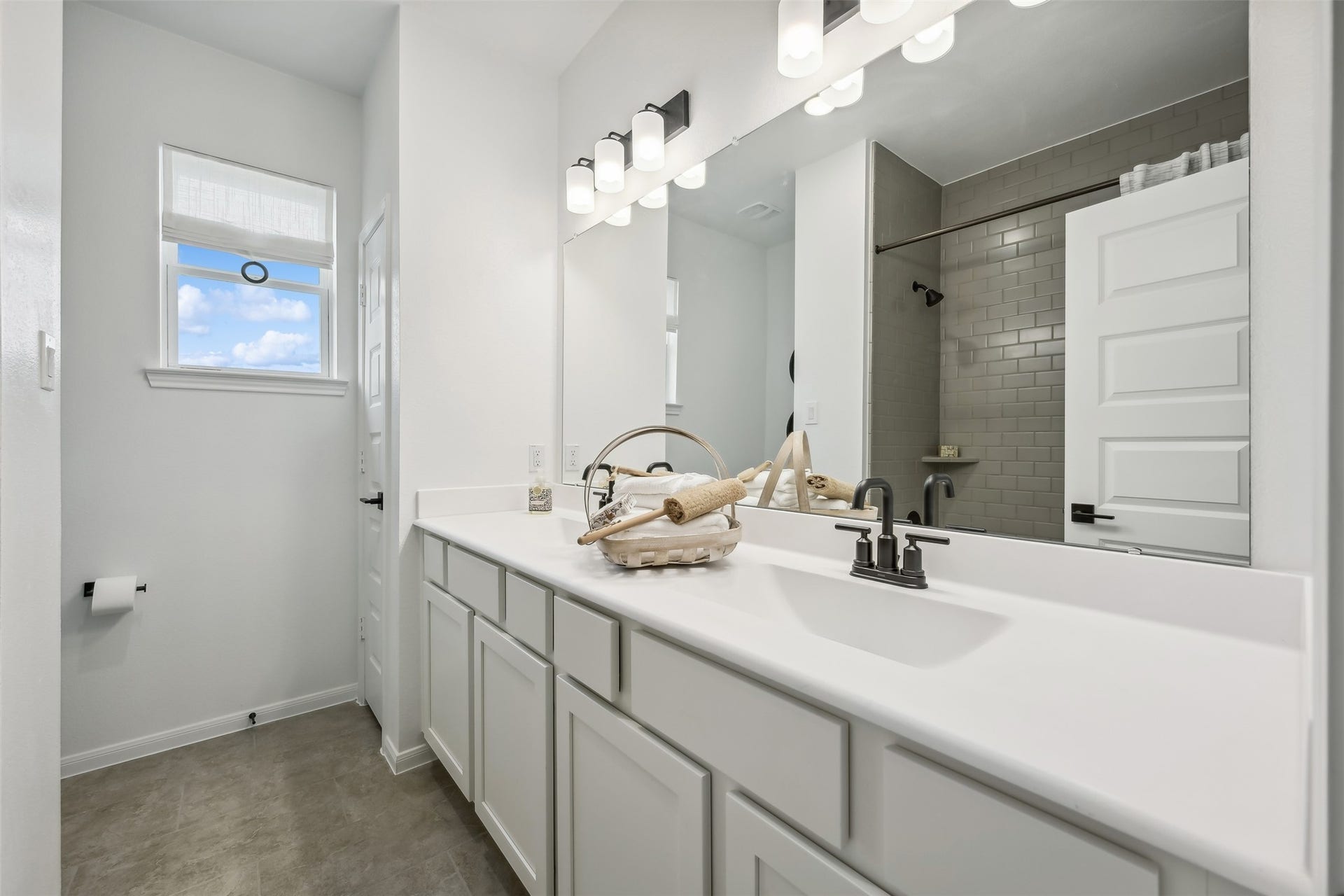 4012 Ranch Home Drive, Waller, TX 77484 Hall bath