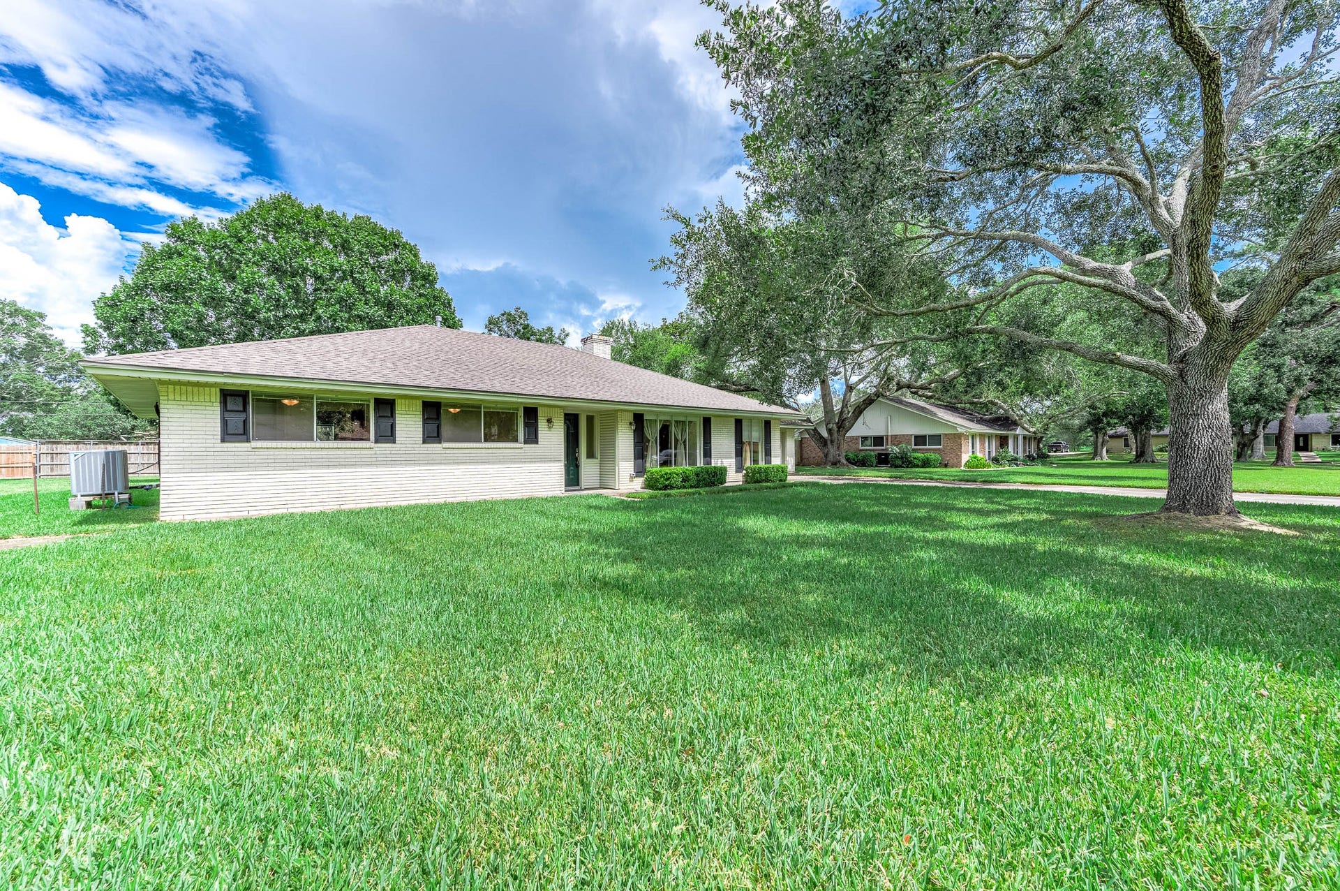212 E Crestmont Drive, Alvin, TX 77511 Welcome home to a wonderful established neighborhood with wide streets, large lots and convenient access to everything!
