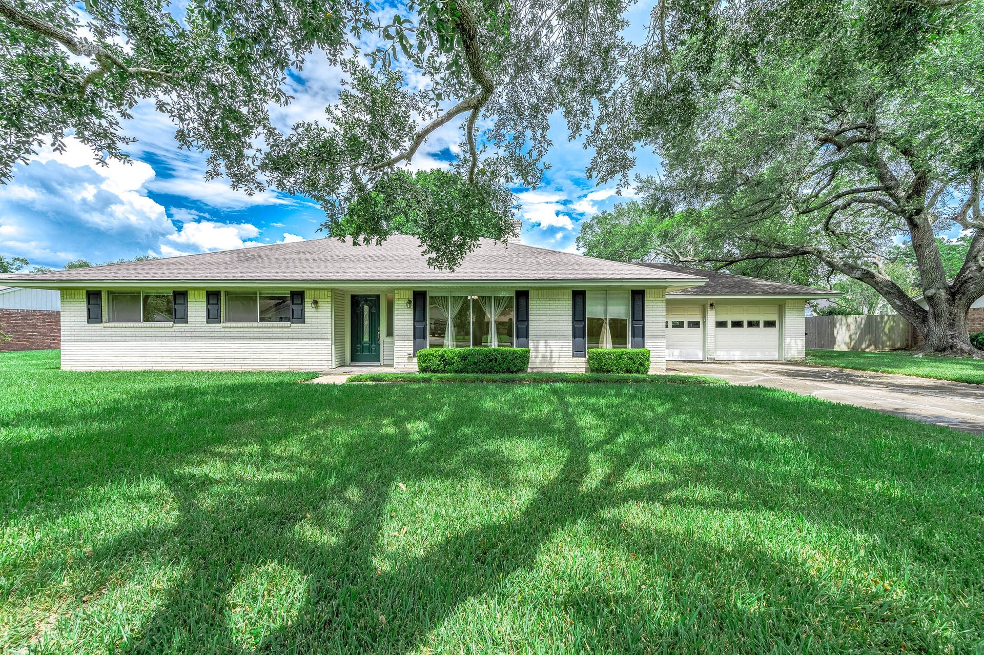 212 E Crestmont Drive, Alvin, TX 77511 Great curb appeal!