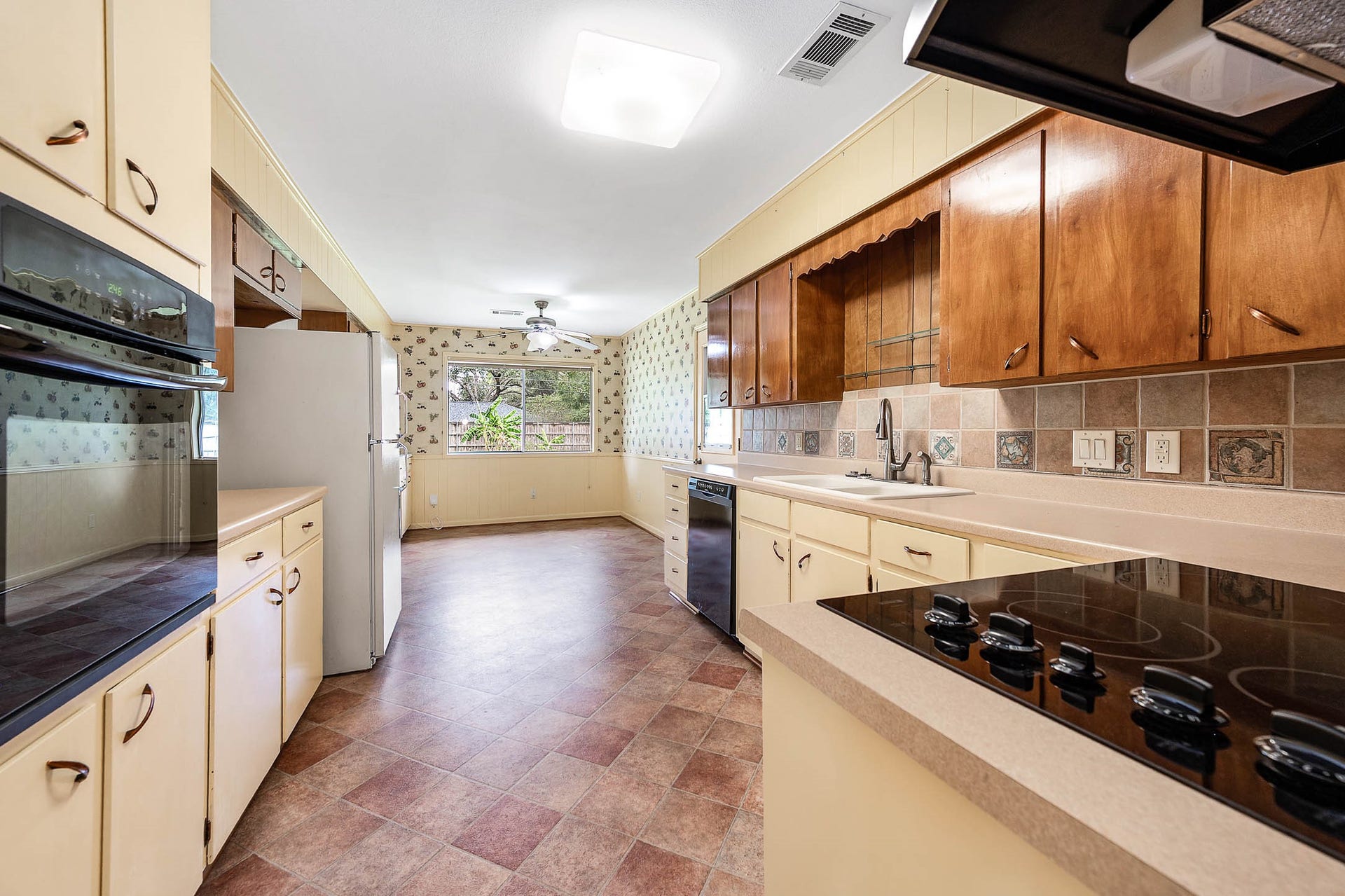 212 E Crestmont Drive, Alvin, TX 77511 212 E Crestmont Drive, Alvin, TX 77511