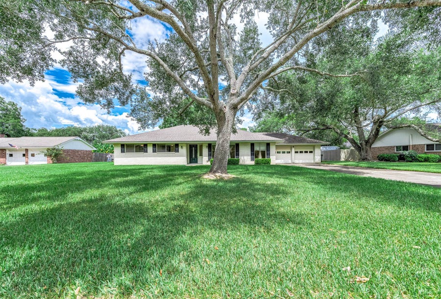 Property photo for 212 E Crestmont Drive, Alvin, TX