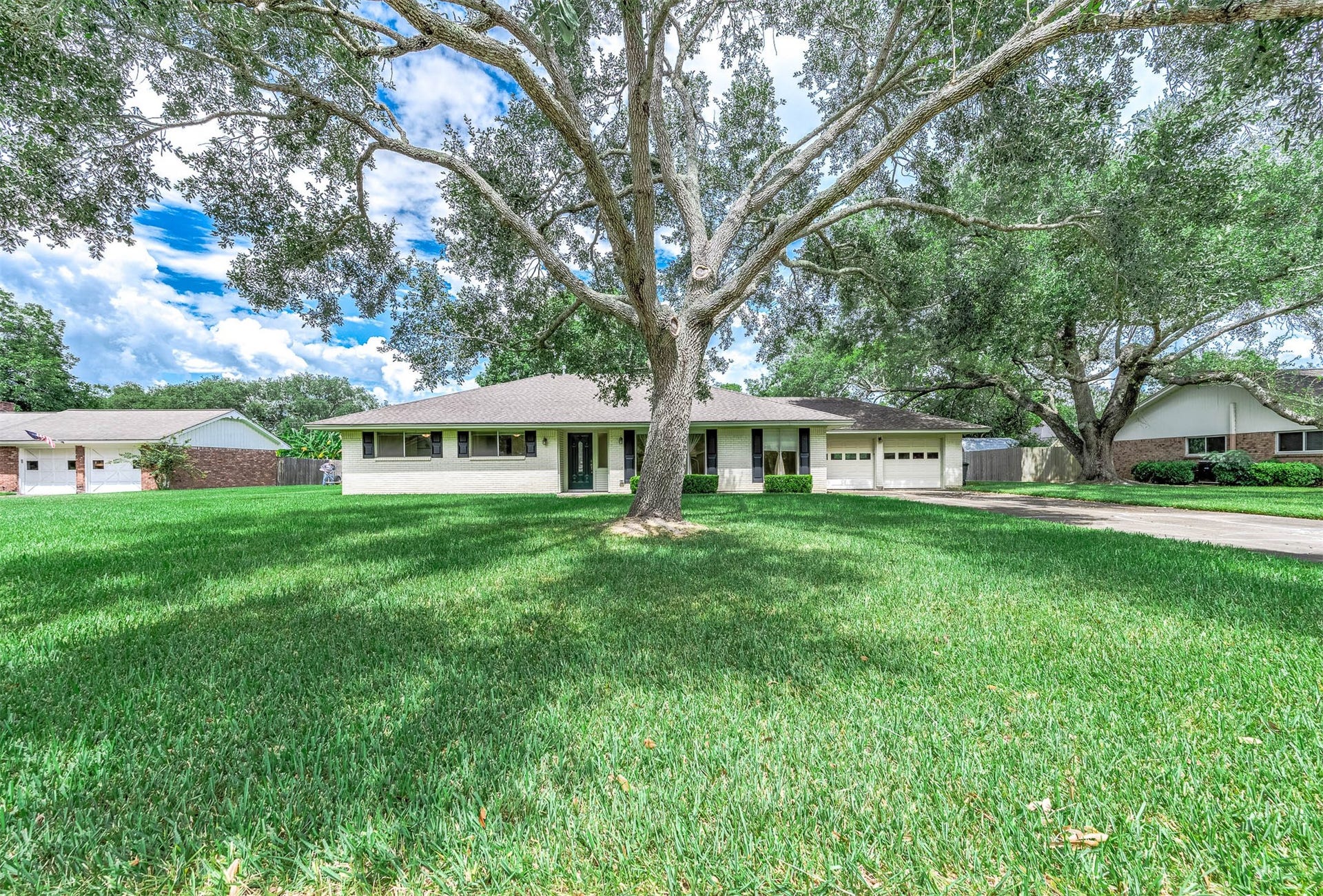212 E Crestmont Drive, Alvin, TX 77511 Welcome home to a wonderful established neighborhood with wide streets, large lots and convenient access to everything! This 3 bedroom, 2 bath, 2 car garage home has great "bones" and ready for its new owners!
