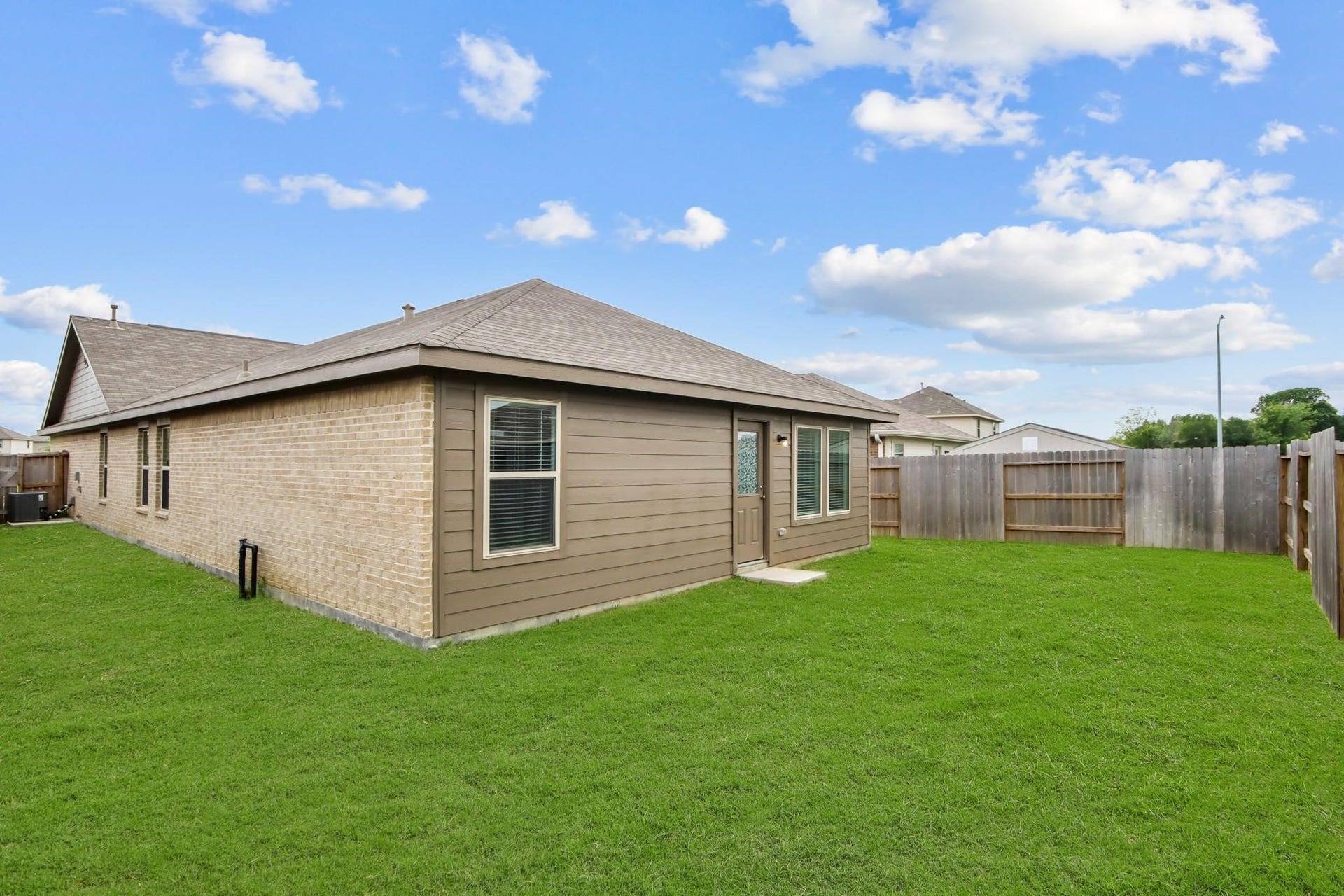 8807 Bar Harbor Drive, Baytown, TX 77521 Low-maintenance outdoor space