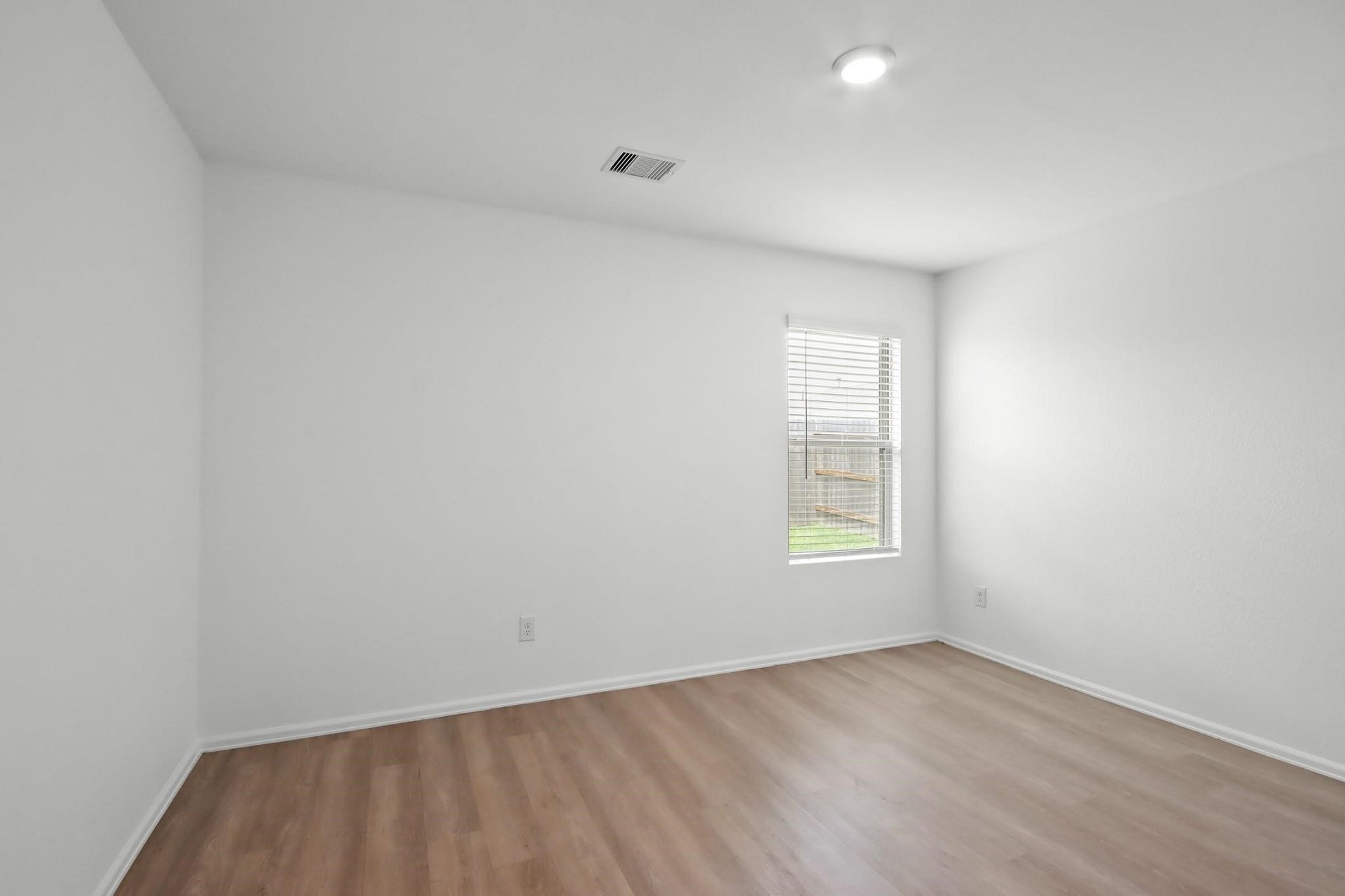 8807 Bar Harbor Drive, Baytown, TX 77521 Private primary suite