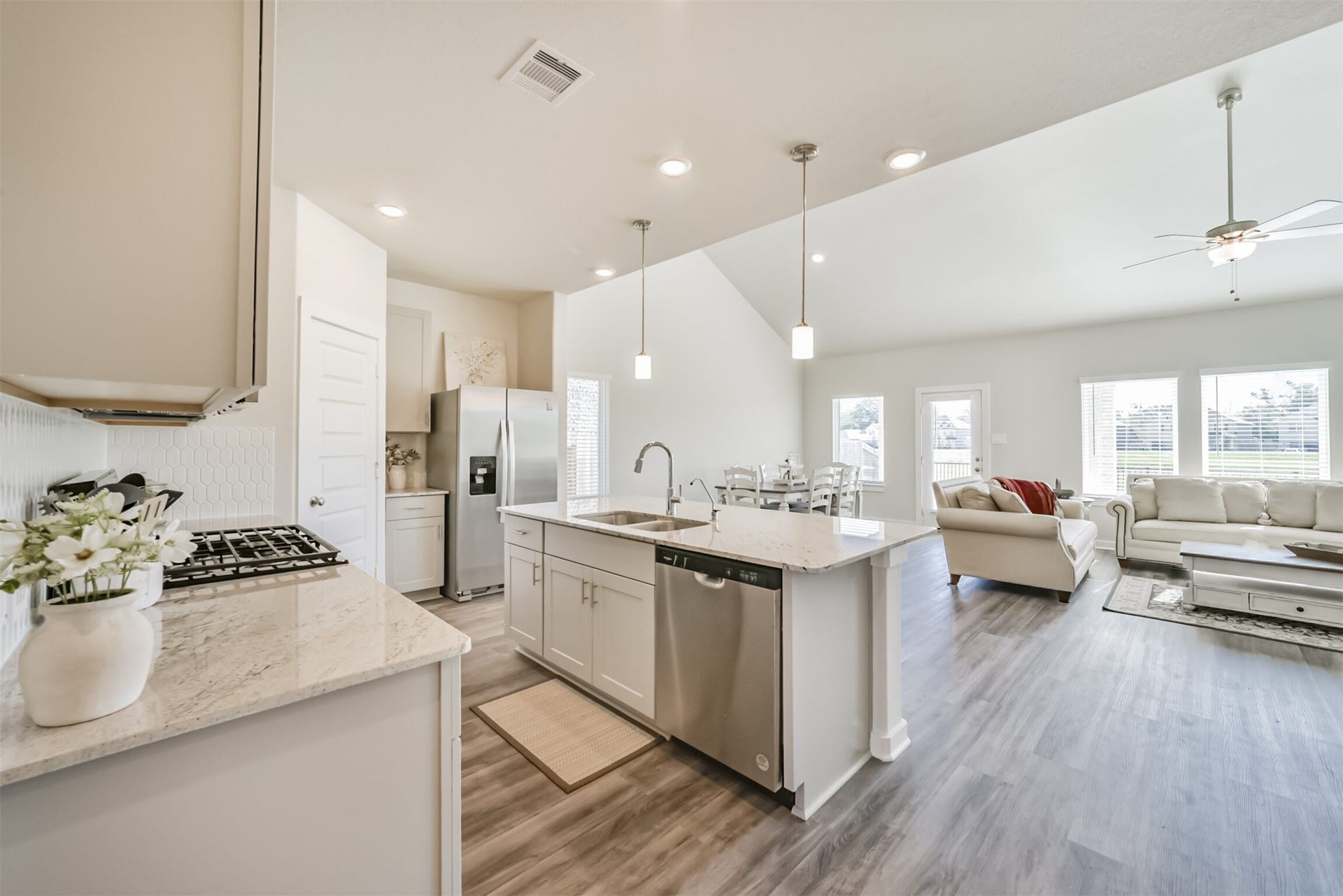 2630 Wastelbread Lane, Rosenberg, TX 77471 Entry into Living