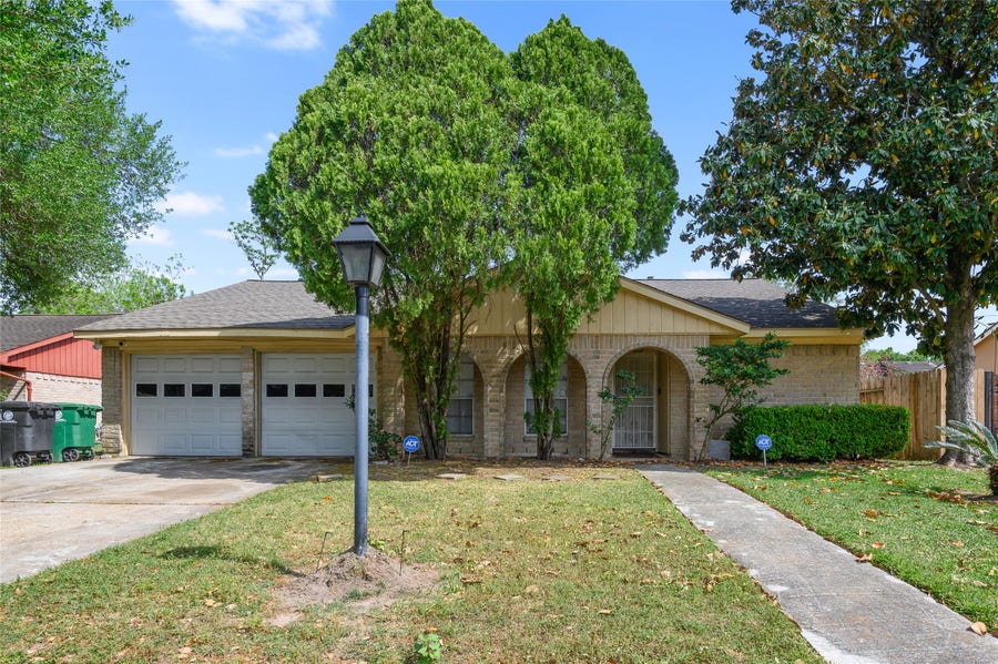 Property photo for 10427 Huntington Place Drive, Houston, TX